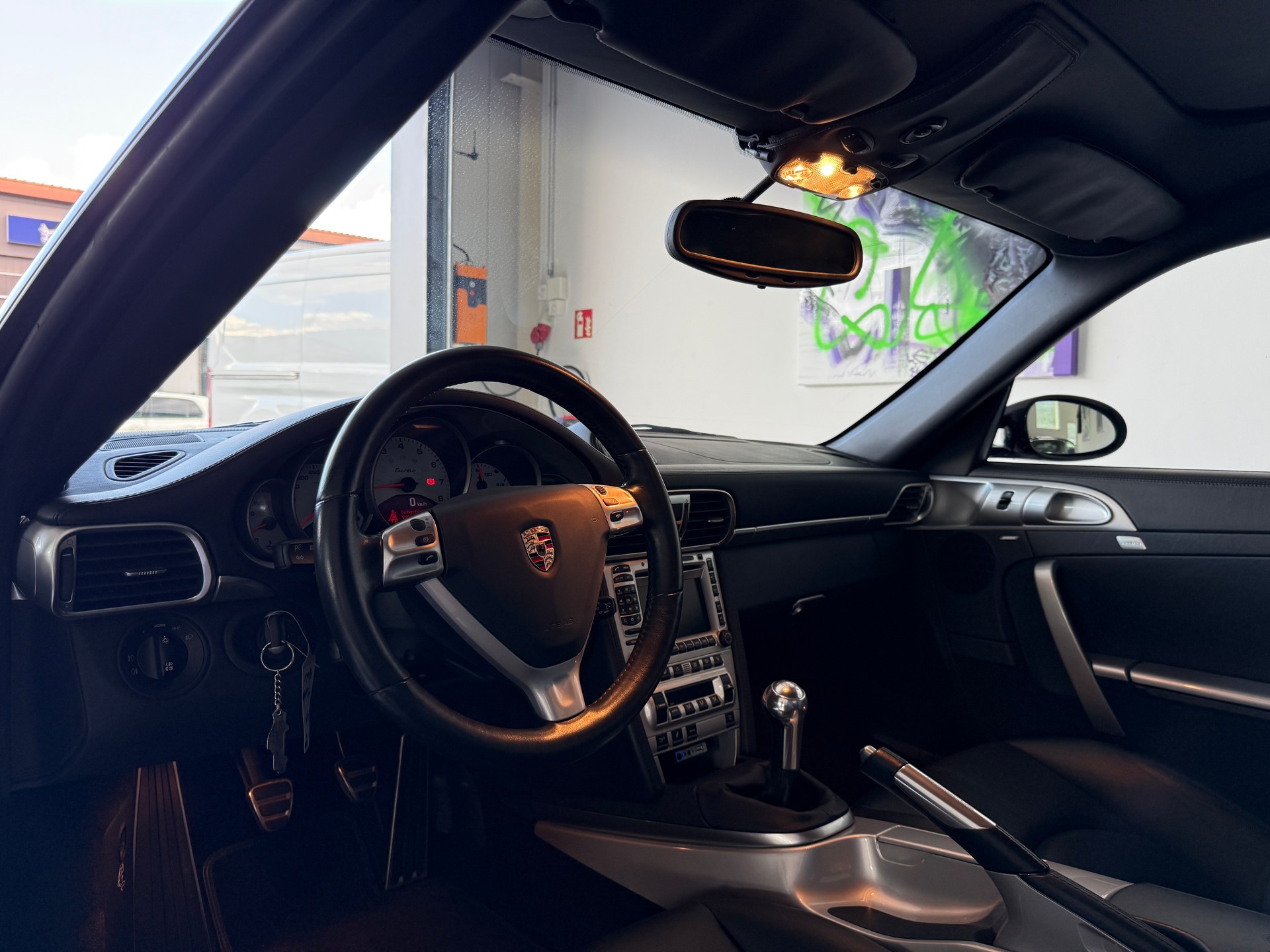 PORSCHE 911 Turbo-image-9