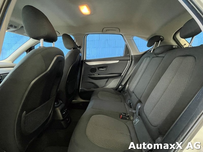 BMW 218i Active Tourer-image-10