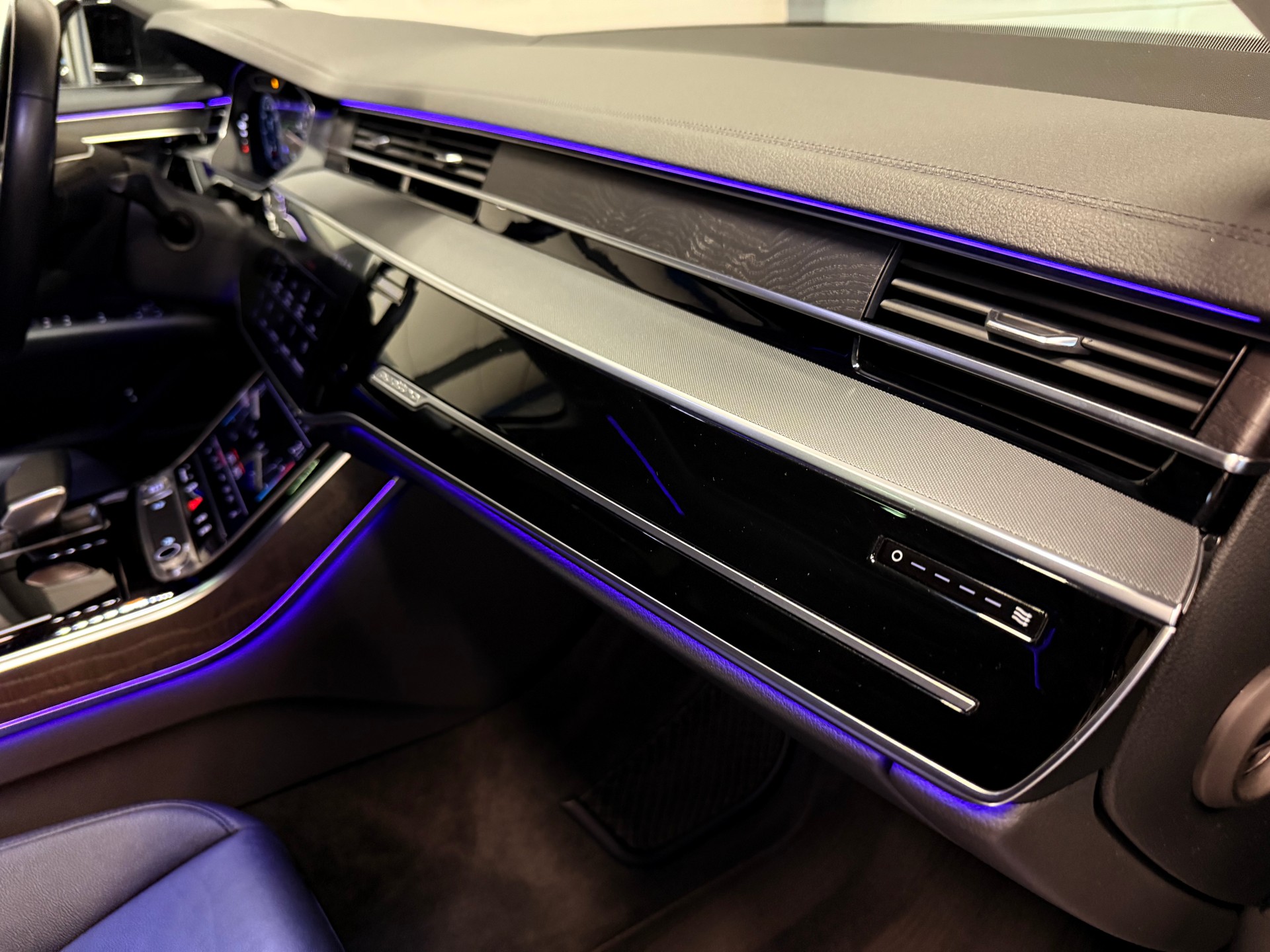 AUDI A8 3.0 60 TFSI e quattro T-Tronic-image-8