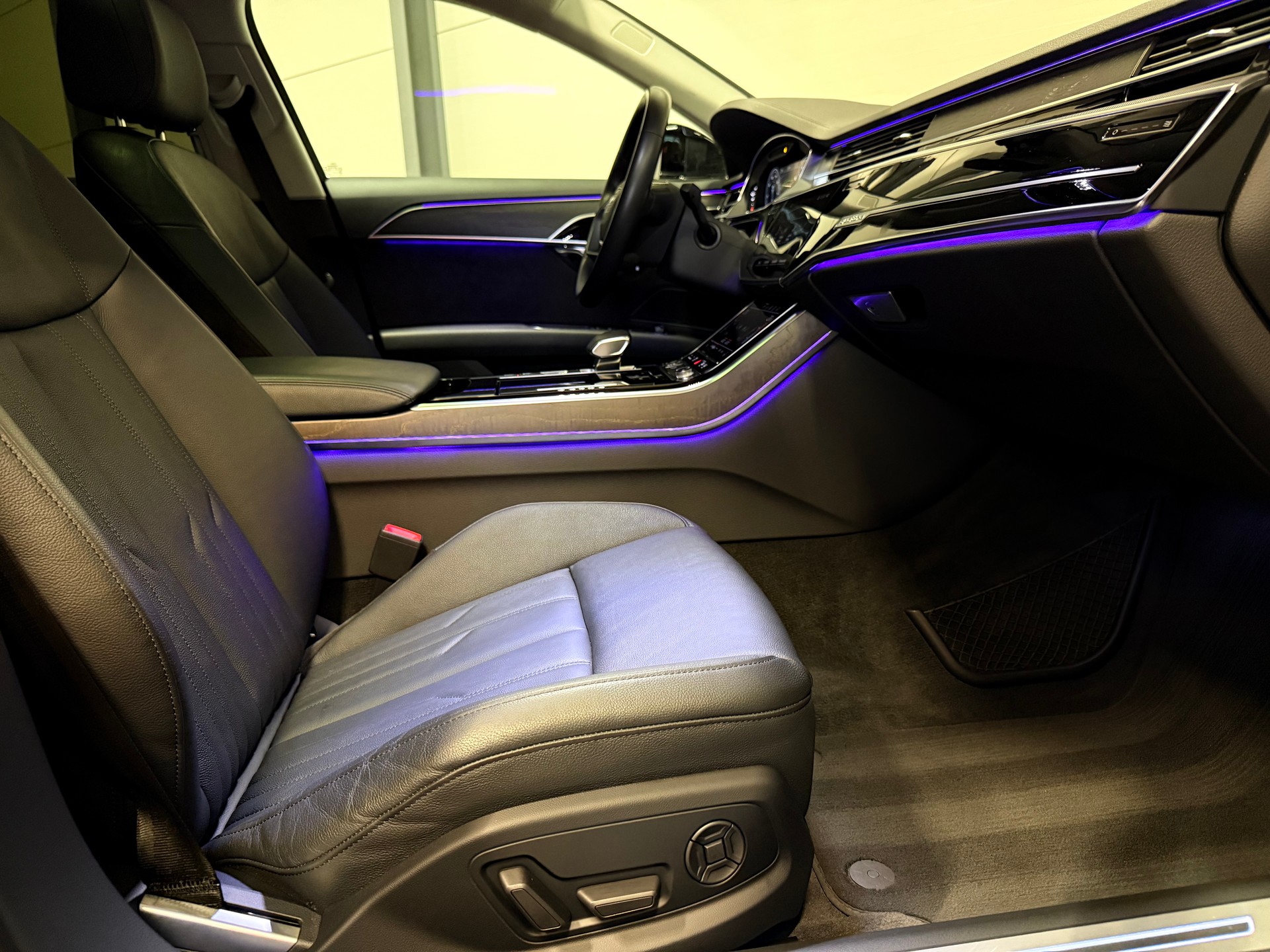 AUDI A8 3.0 60 TFSI e quattro T-Tronic-image-9