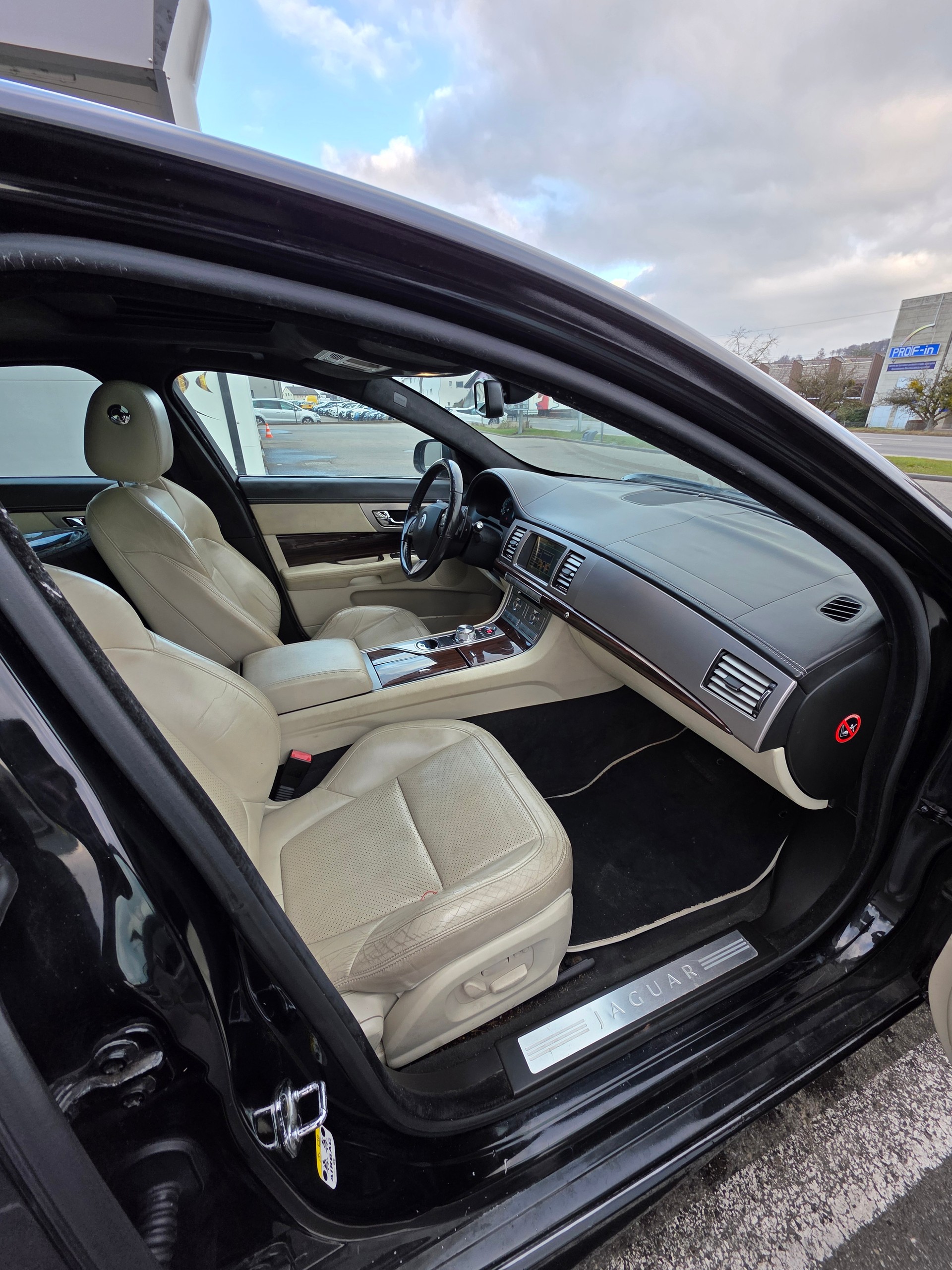 JAGUAR XF 3.0d S V6 Premium Luxury-image-6
