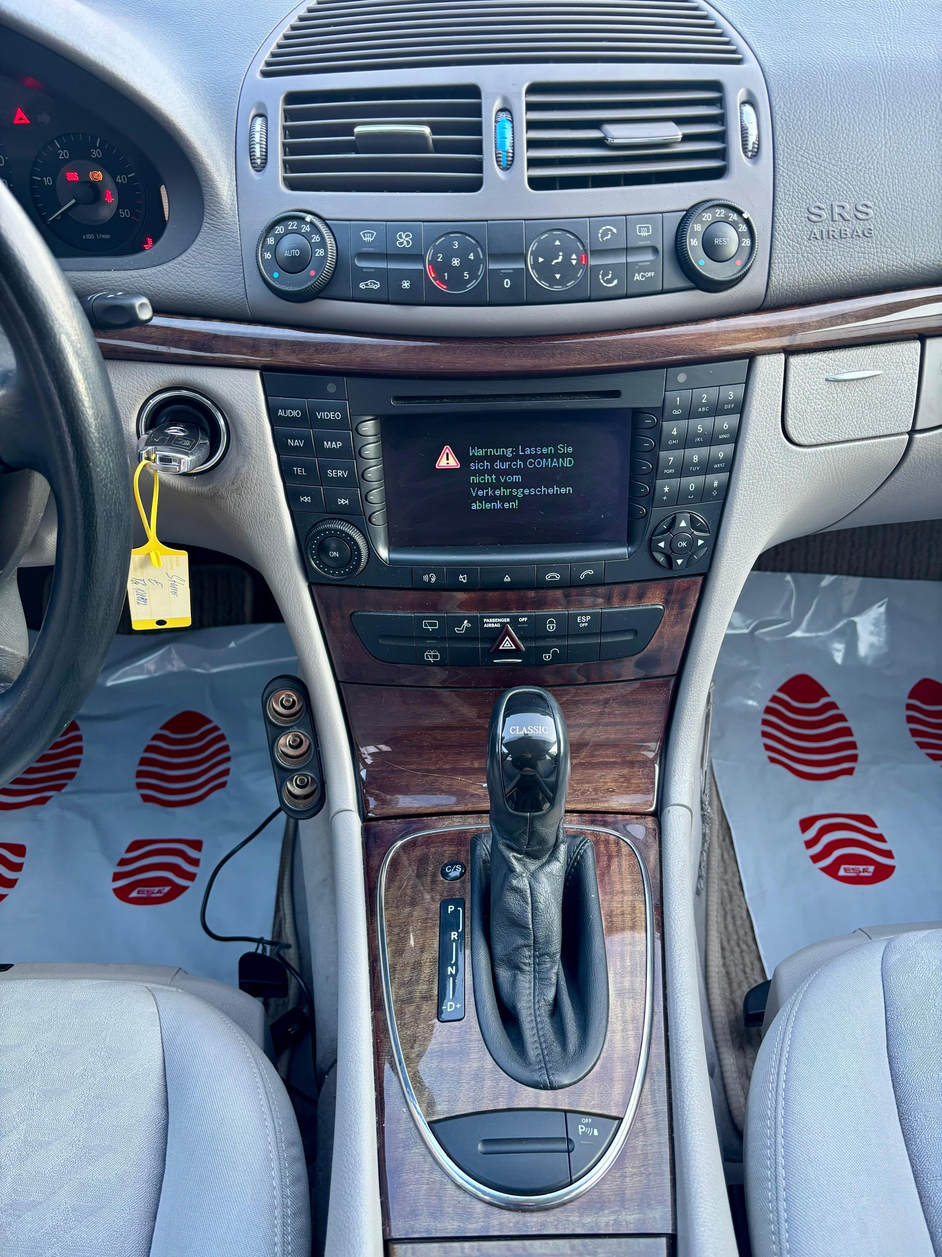 MERCEDES-BENZ E 320 CDI Classic Automatic-image-12