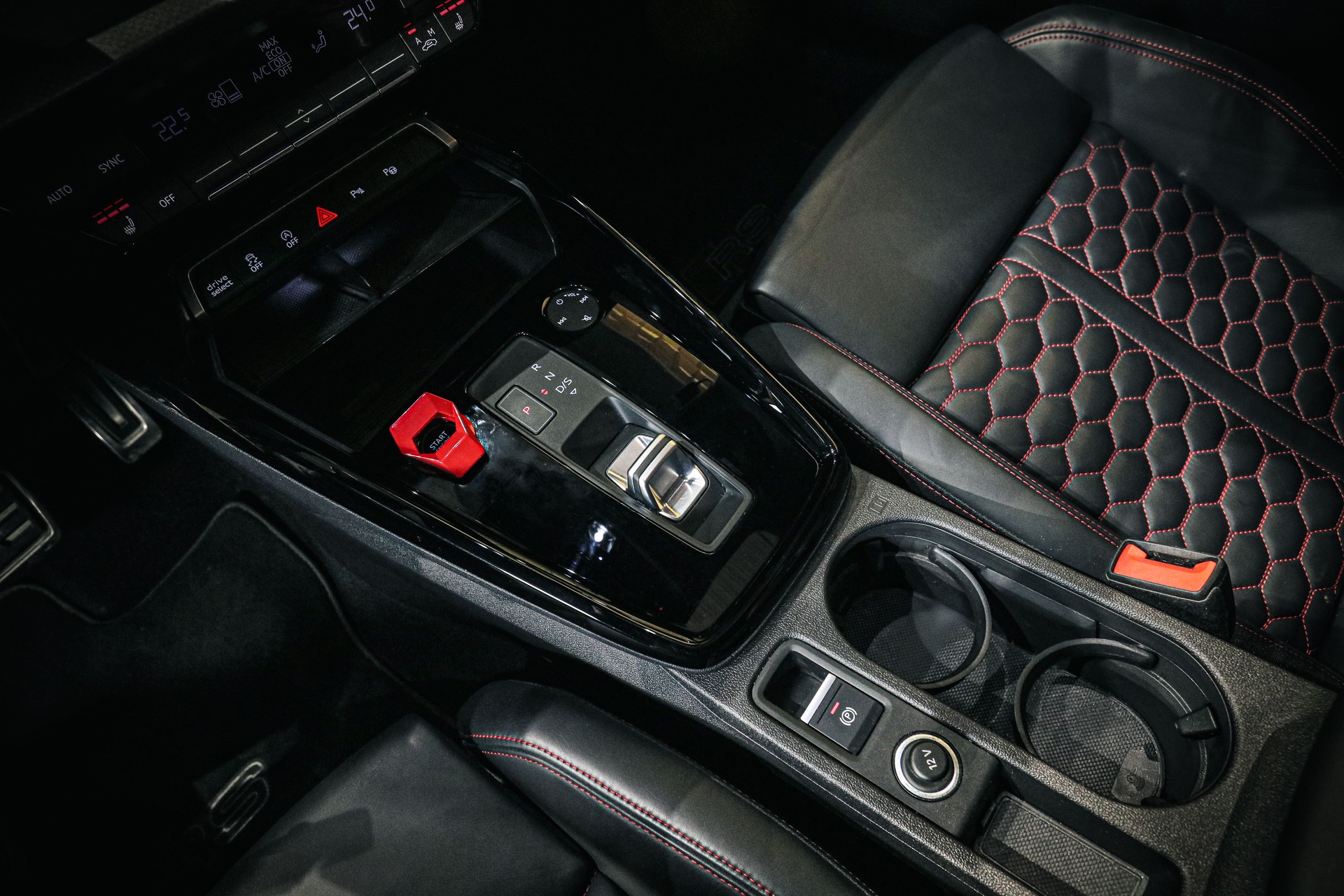 AUDI RS3 Limousine 2.5 TSI quattro S-tronic FULL-image-16