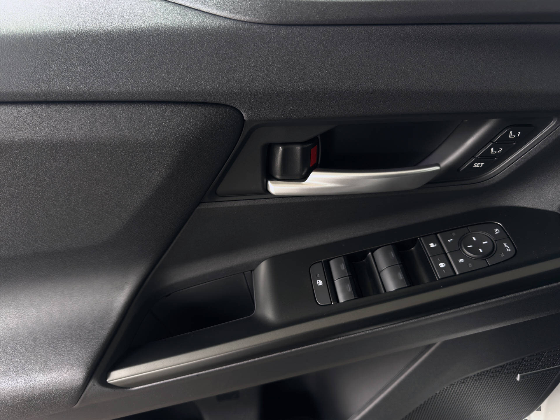 SUBARU Solterra eV Luxury AWD-image-13