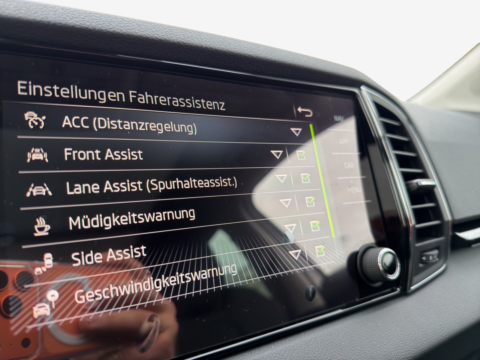 SKODA Karoq 1.5 TSI Dynamic DSG-image-14