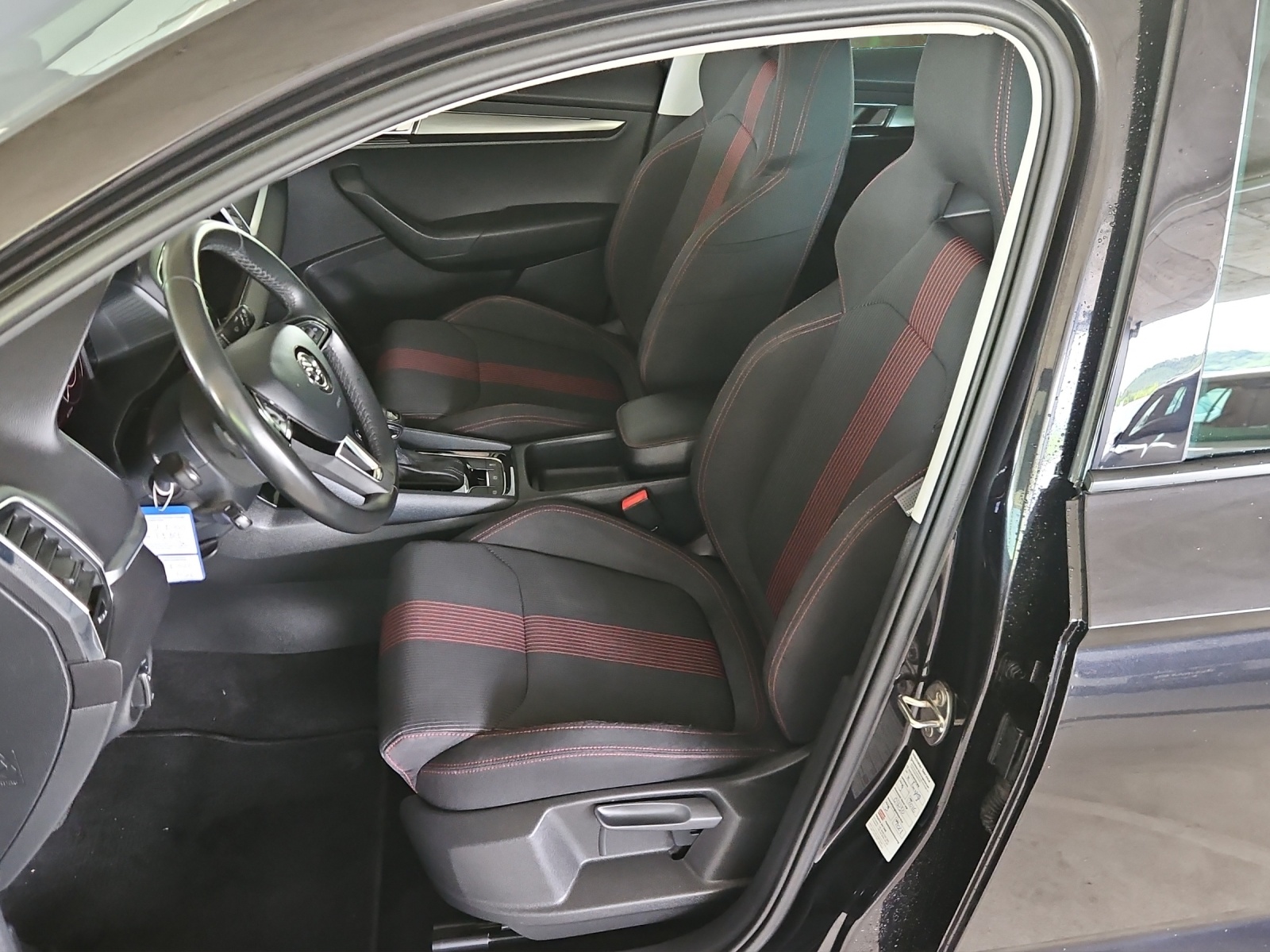 SKODA Karoq 2.0 TDI SCR Style 4x4 DSG-image-8