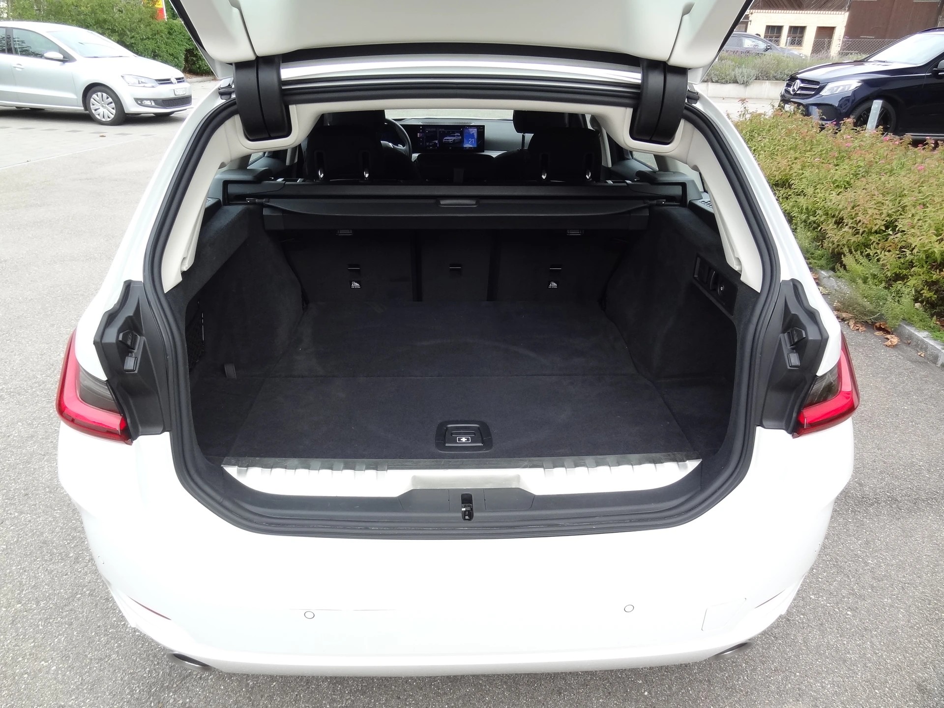 BMW 330e x DriveTouring Steptronic-image-12
