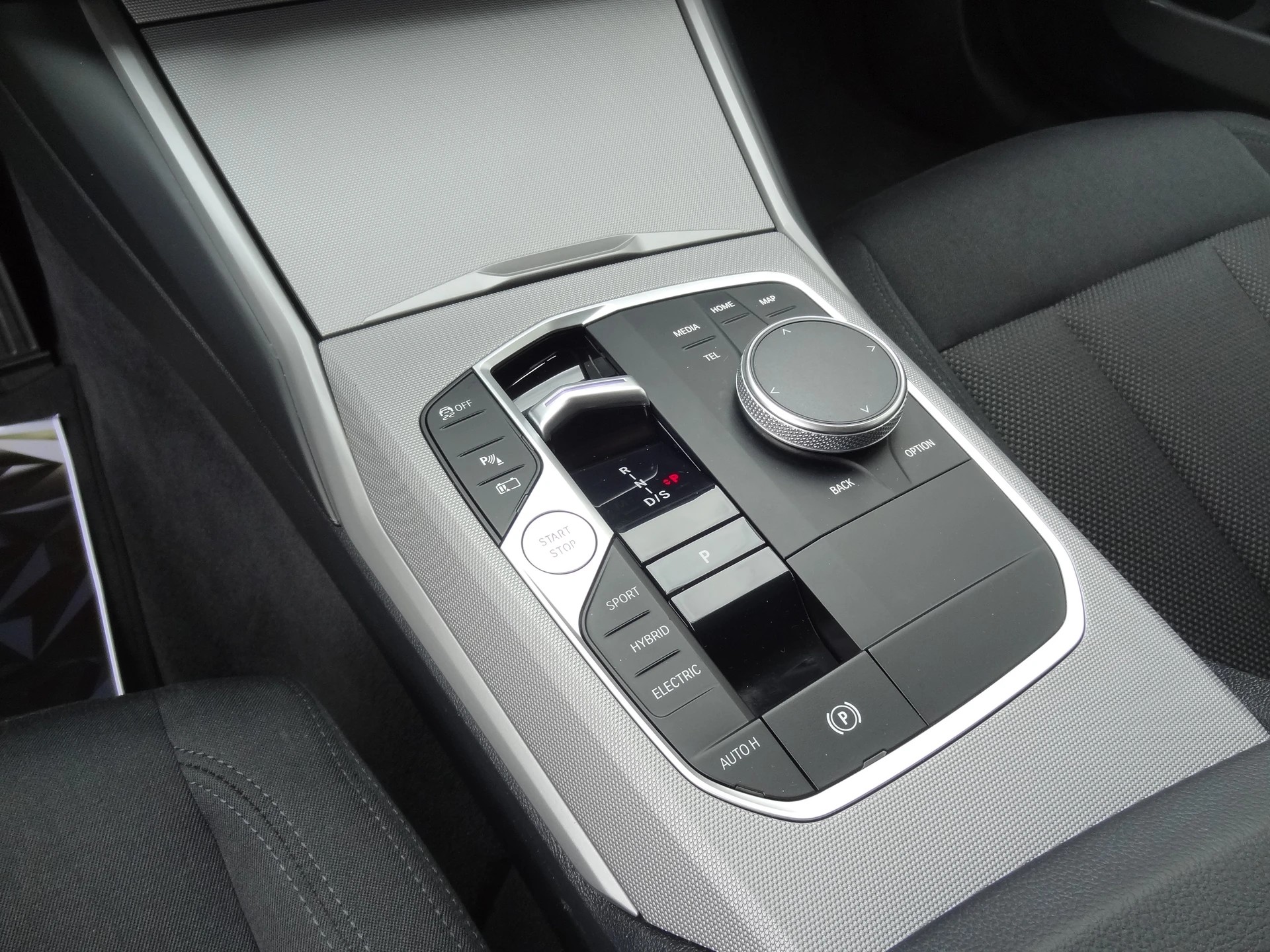 BMW 330e x DriveTouring Steptronic-image-10