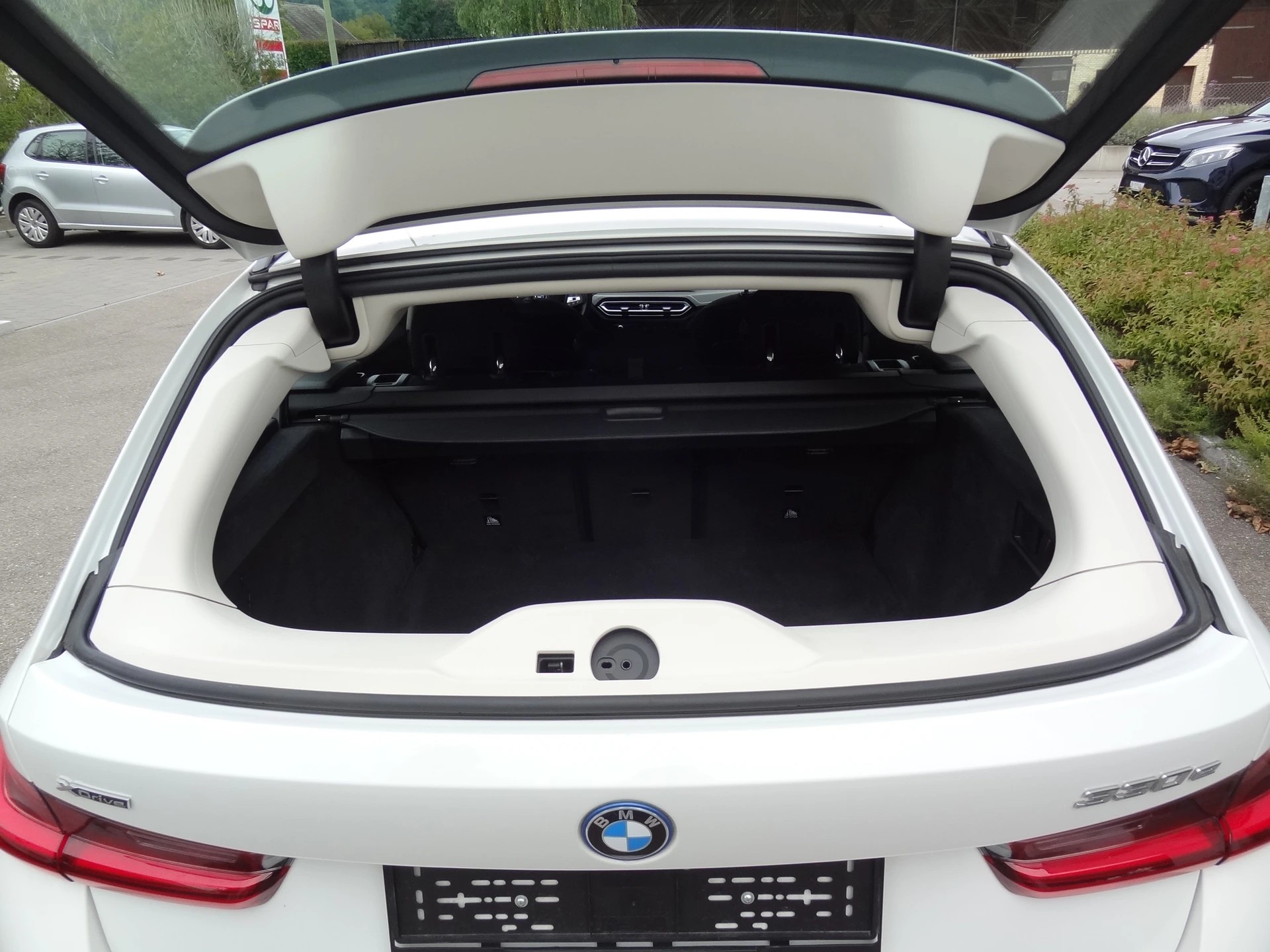 BMW 330e x DriveTouring Steptronic-image-14