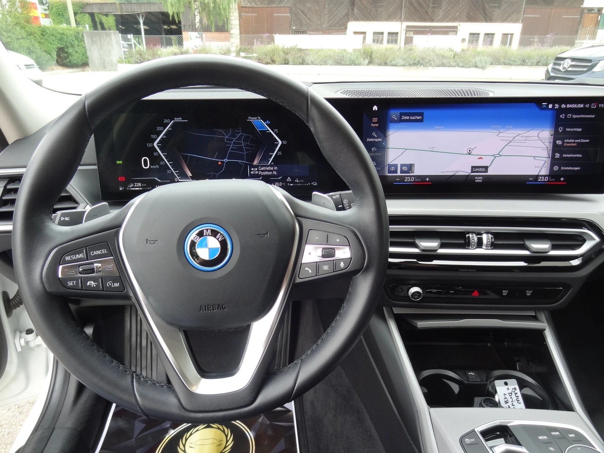 BMW 330e x DriveTouring Steptronic-image-5