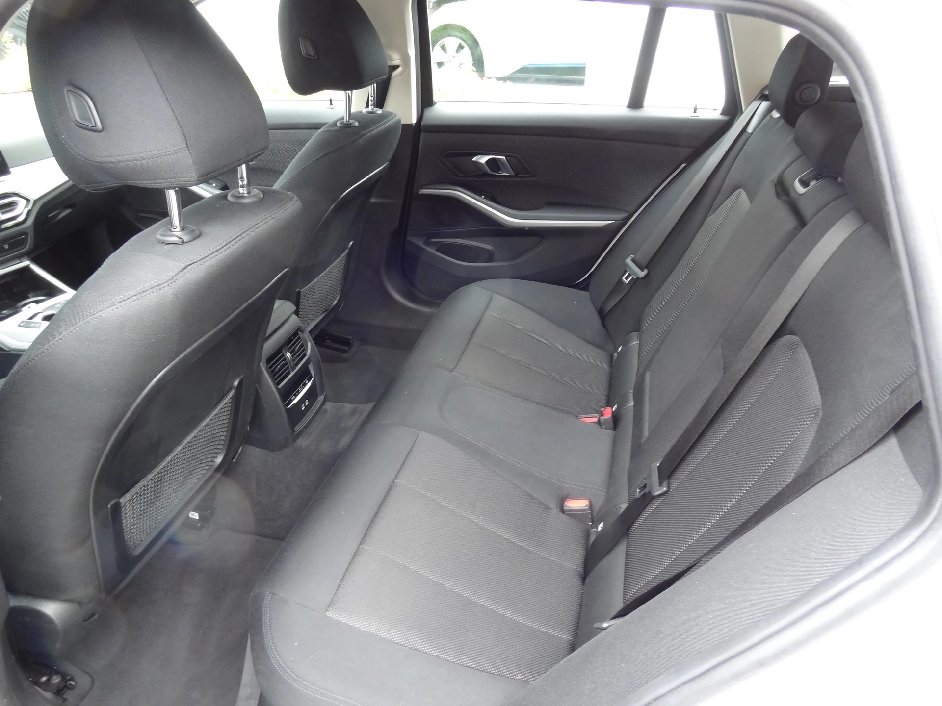 BMW 330e x DriveTouring Steptronic-image-11