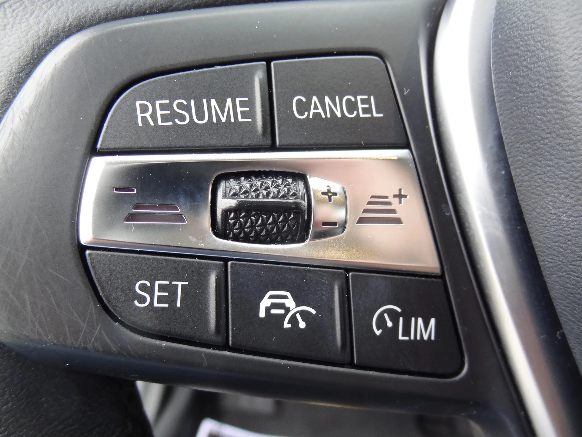 BMW 330e x DriveTouring Steptronic-image-9