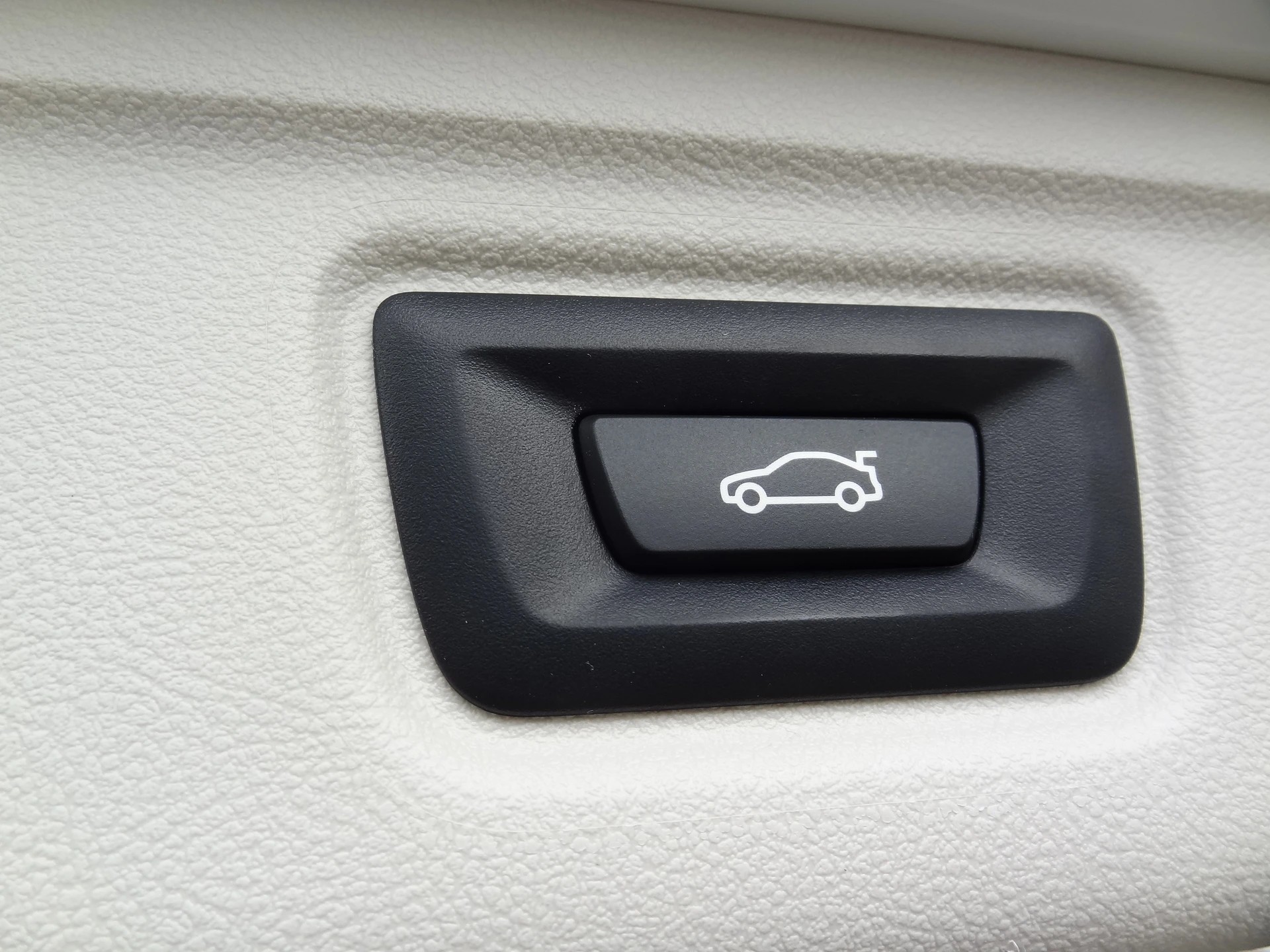 BMW 330e x DriveTouring Steptronic-image-13