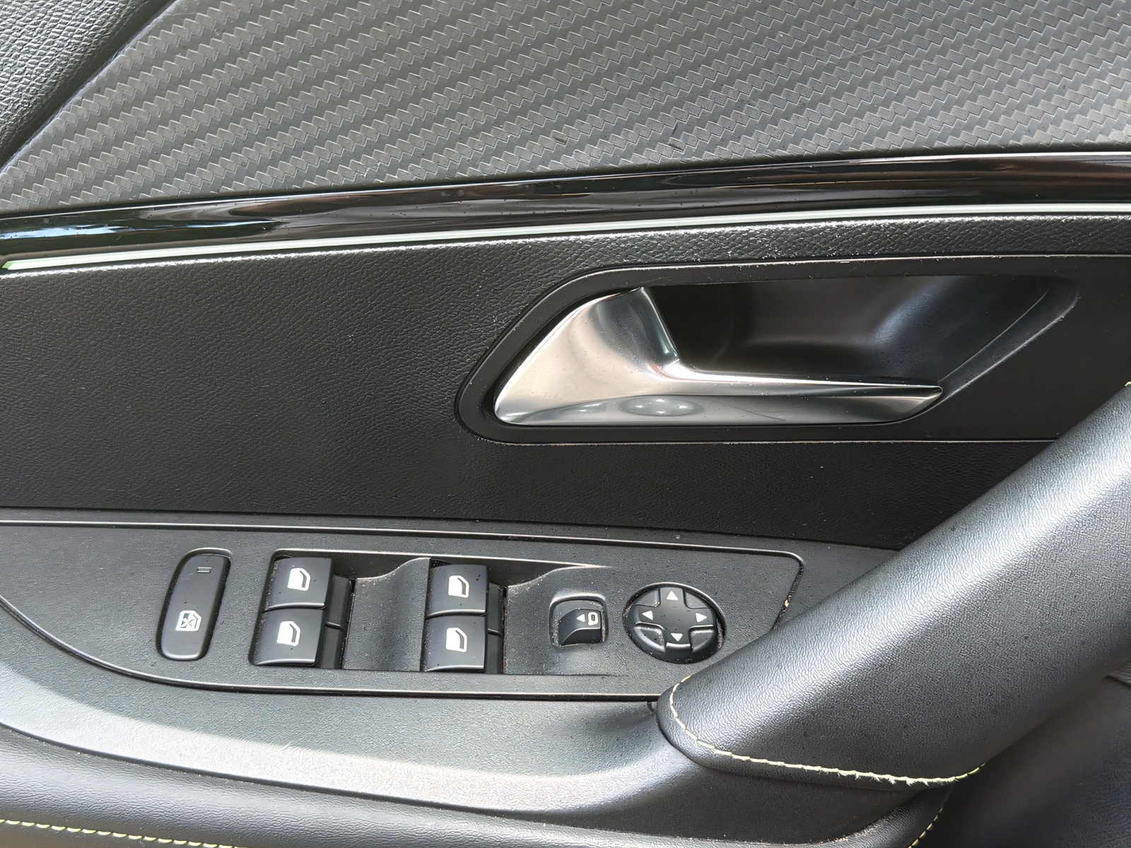 PEUGEOT 2008 1.2 PureTech 155 GT-image-14