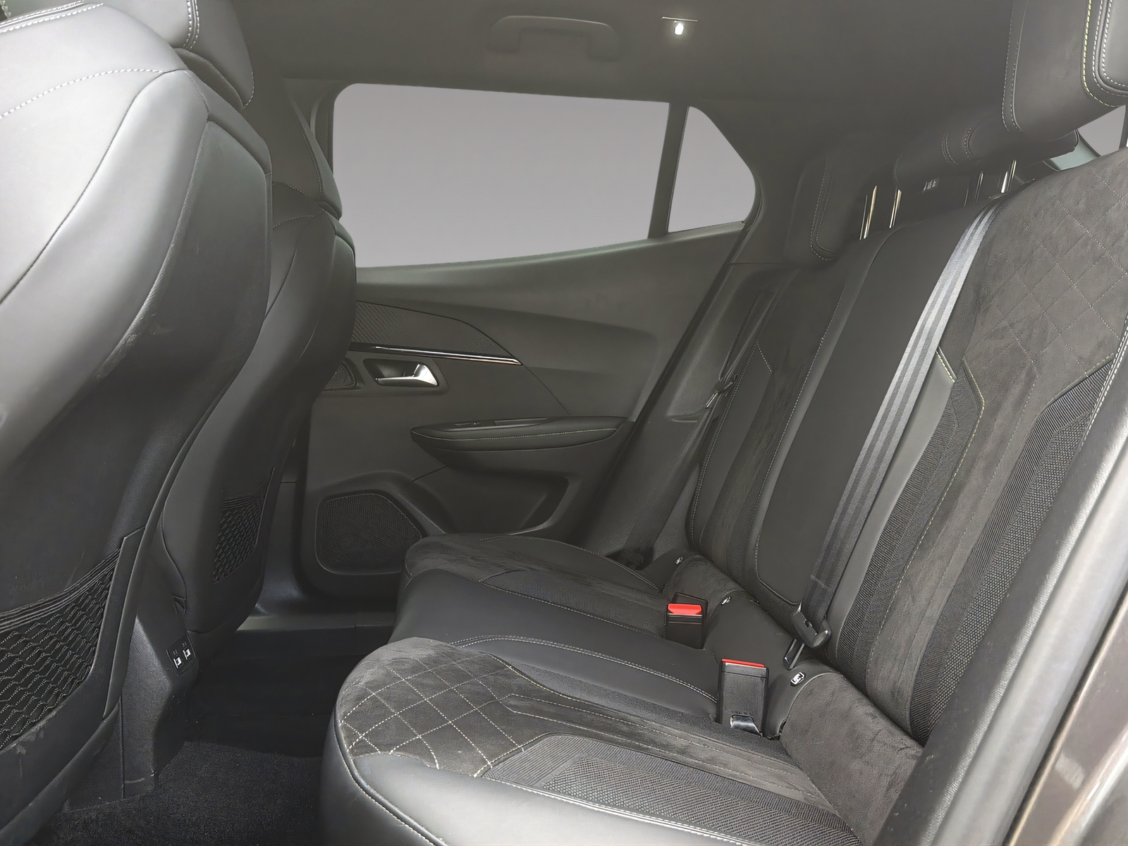 PEUGEOT 2008 1.2 PureTech 155 GT-image-16