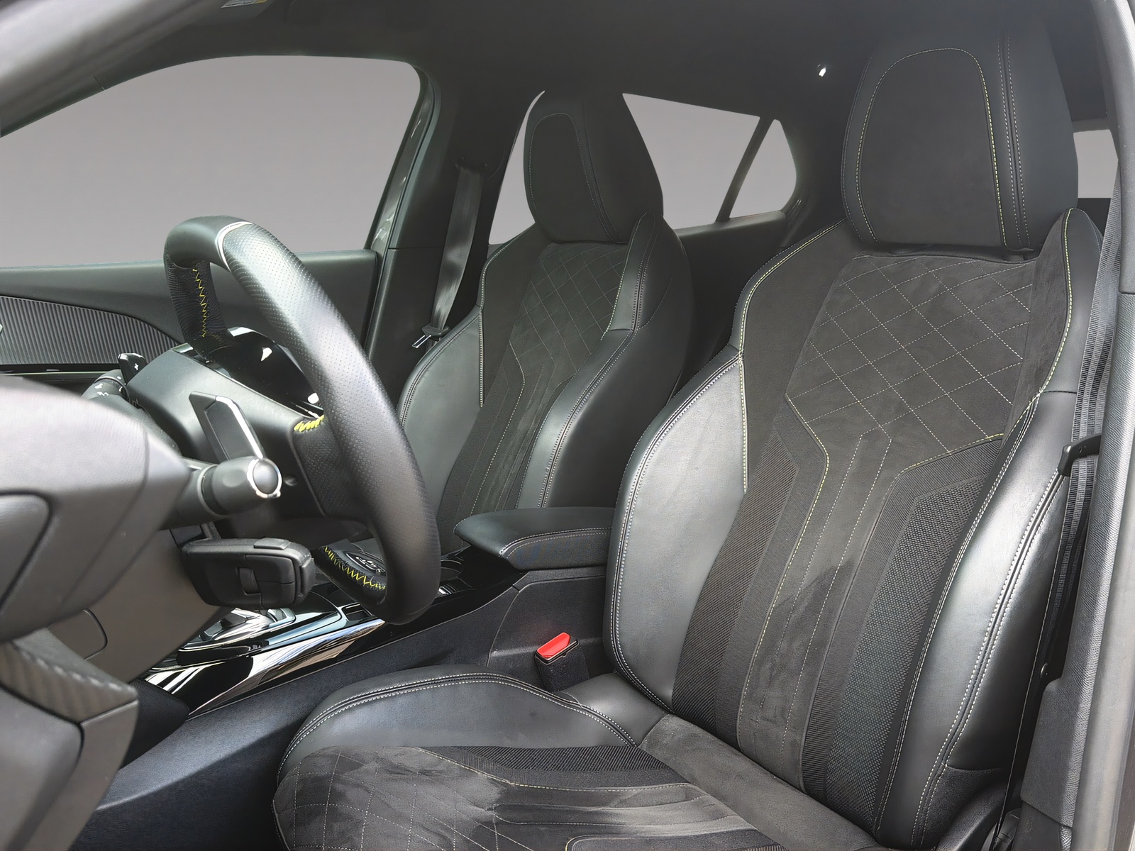 PEUGEOT 2008 1.2 PureTech 155 GT-image-5
