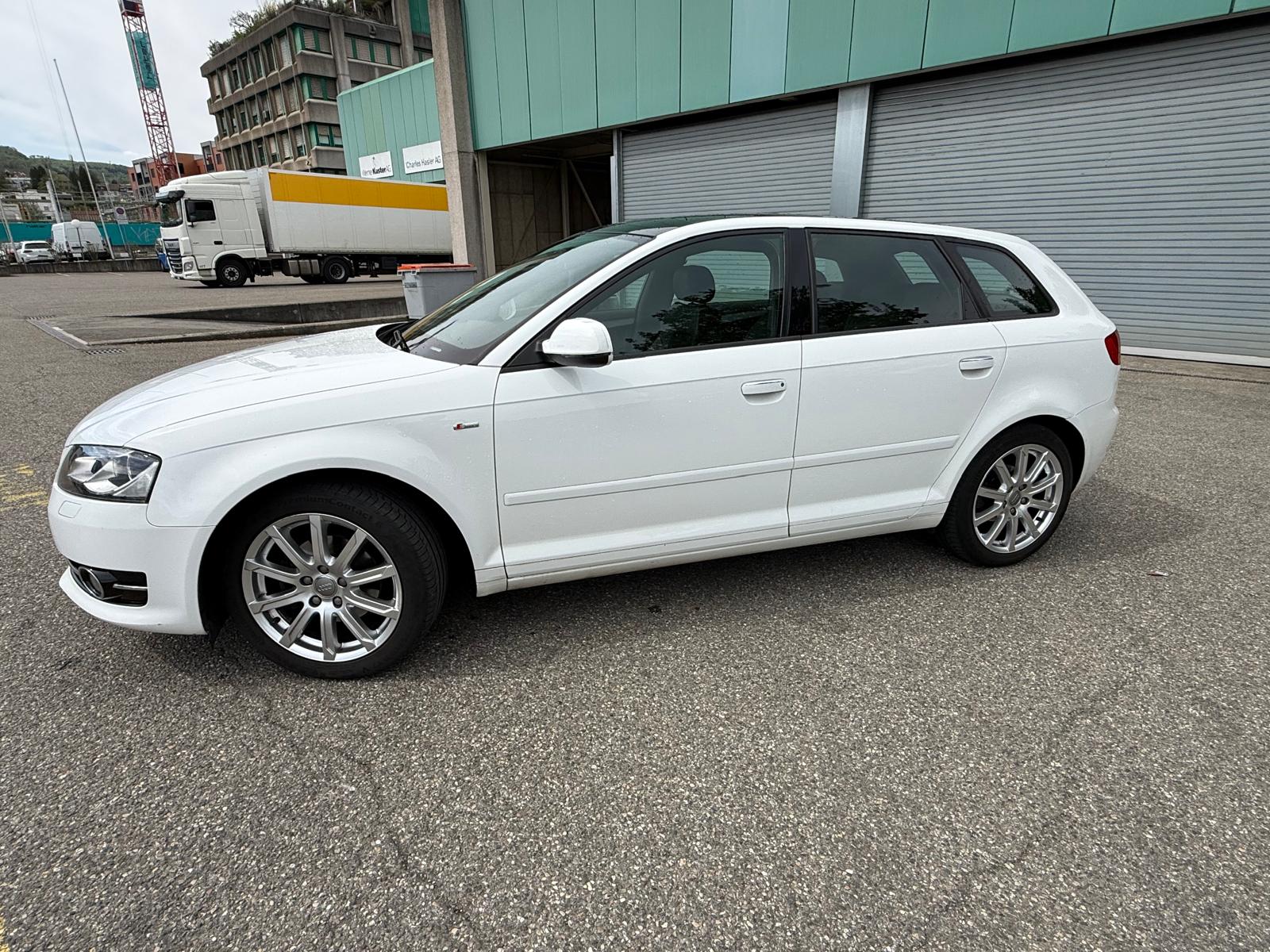 AUDI A3 Sportback 1.4 TFSI Attraction-image-1