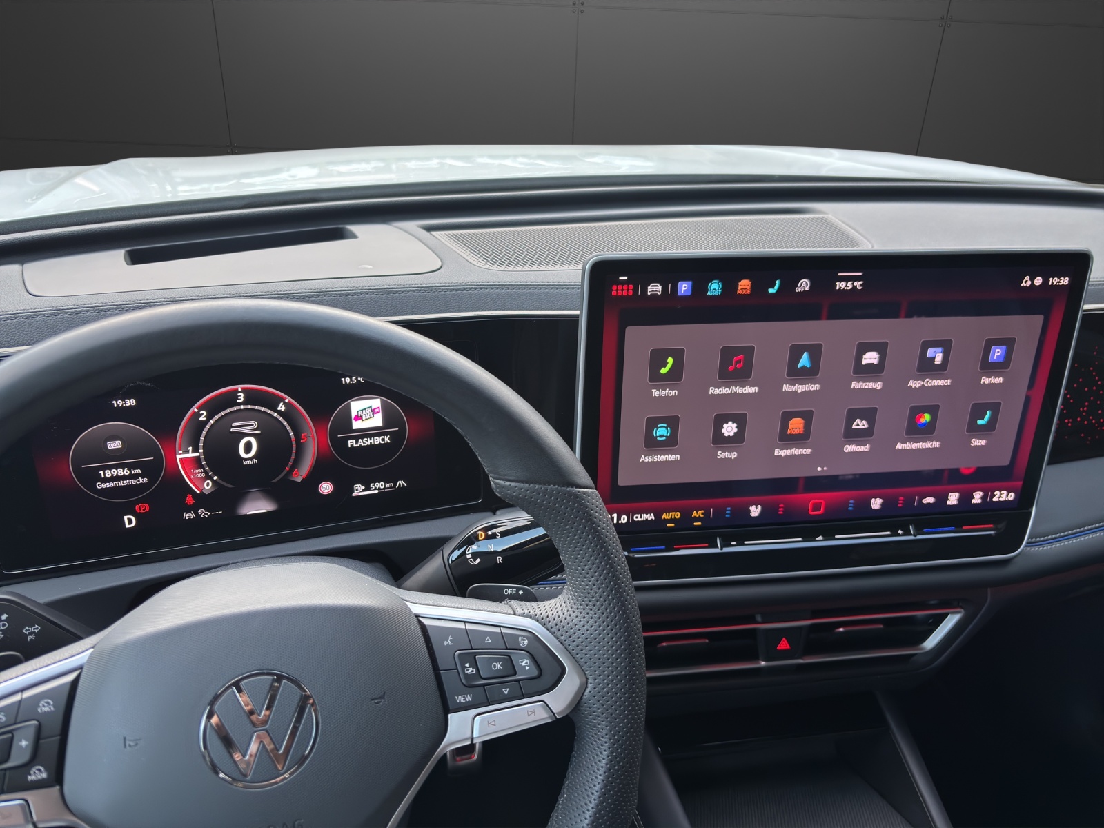 VW Tiguan 2.0 TDI SCR R-Line 4Motion DSG-image-8