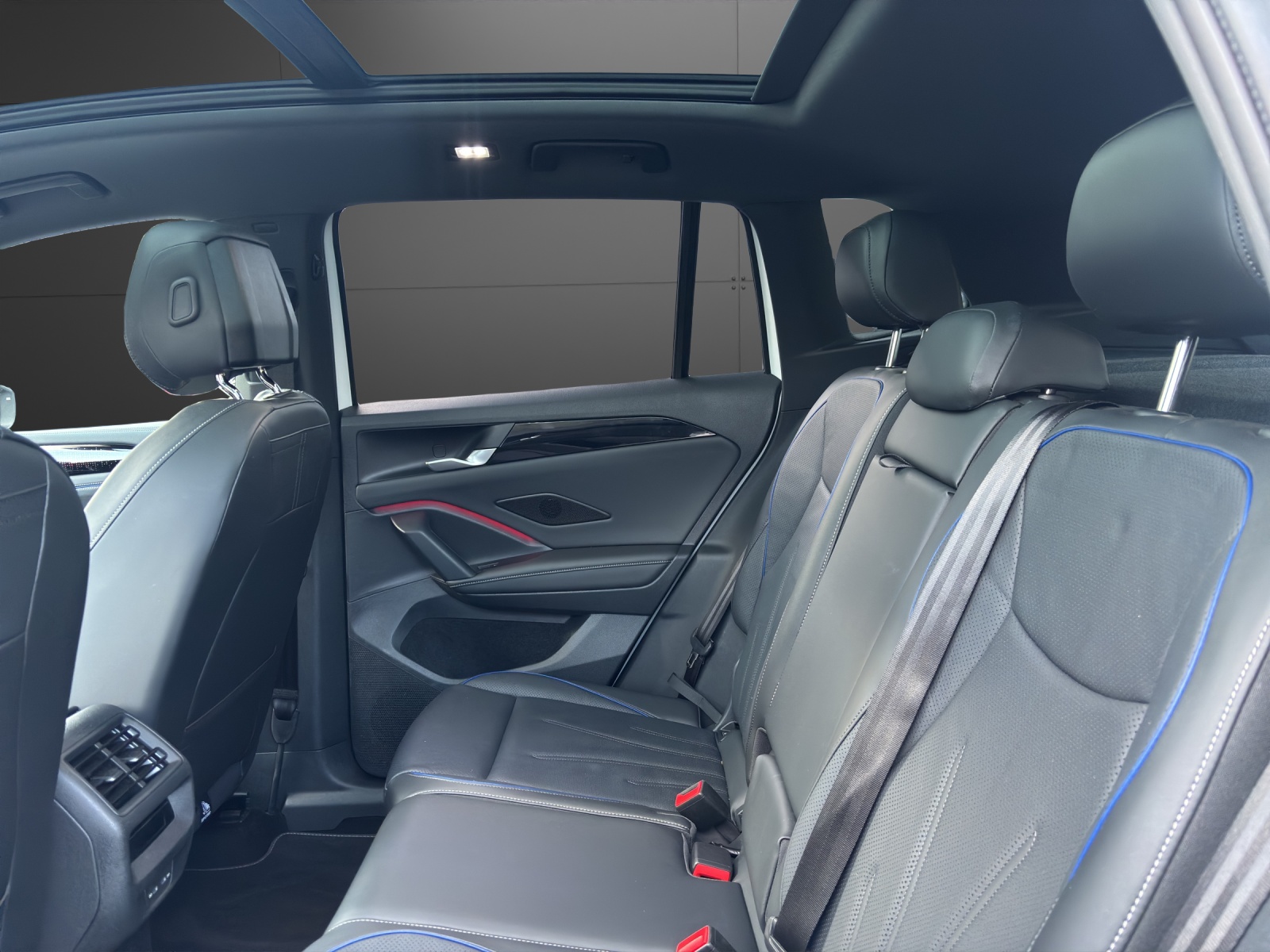 VW Tiguan 2.0 TDI SCR R-Line 4Motion DSG-image-11
