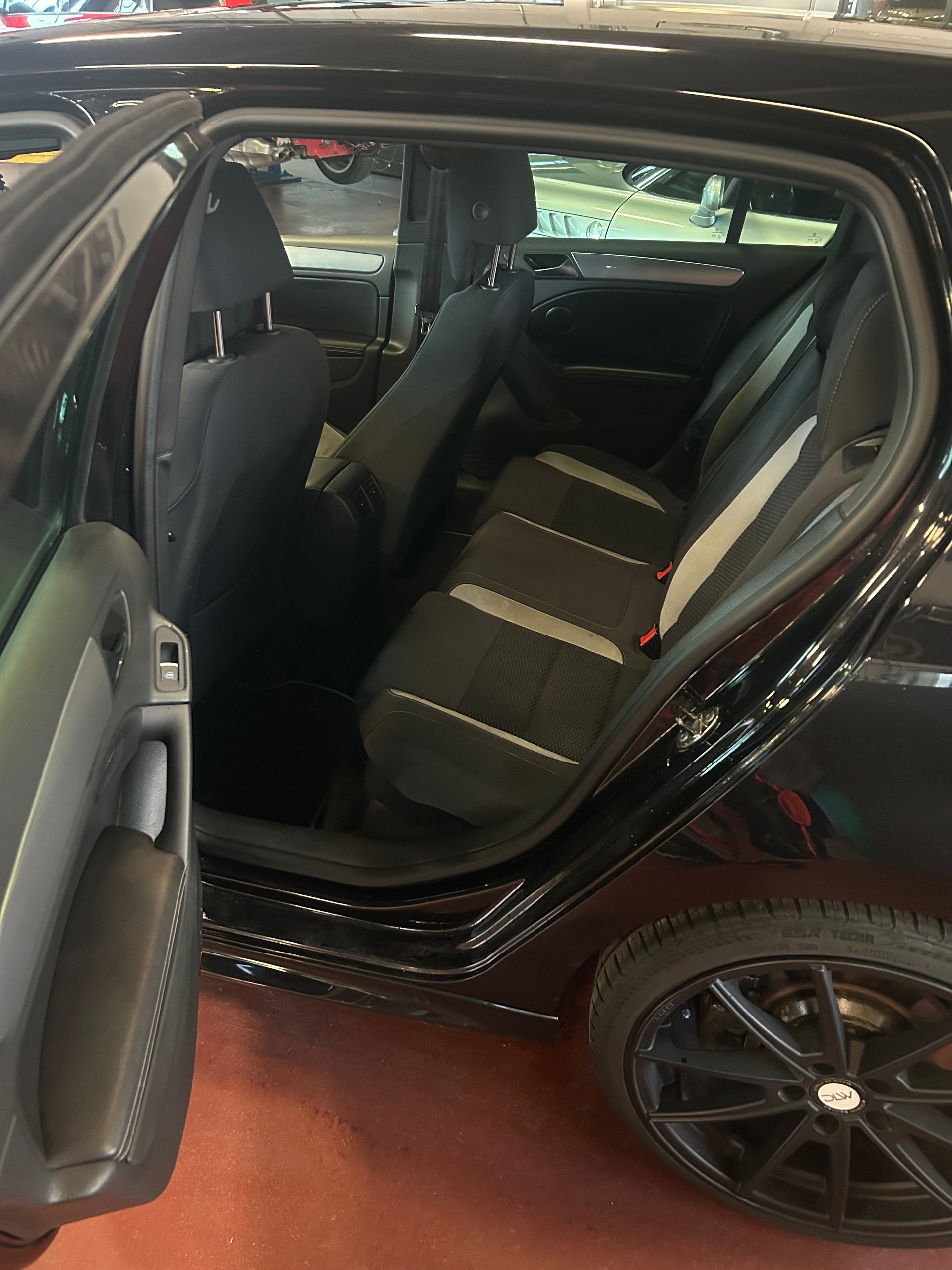 VW 2.0 TSI R DSG 4motion-image-5