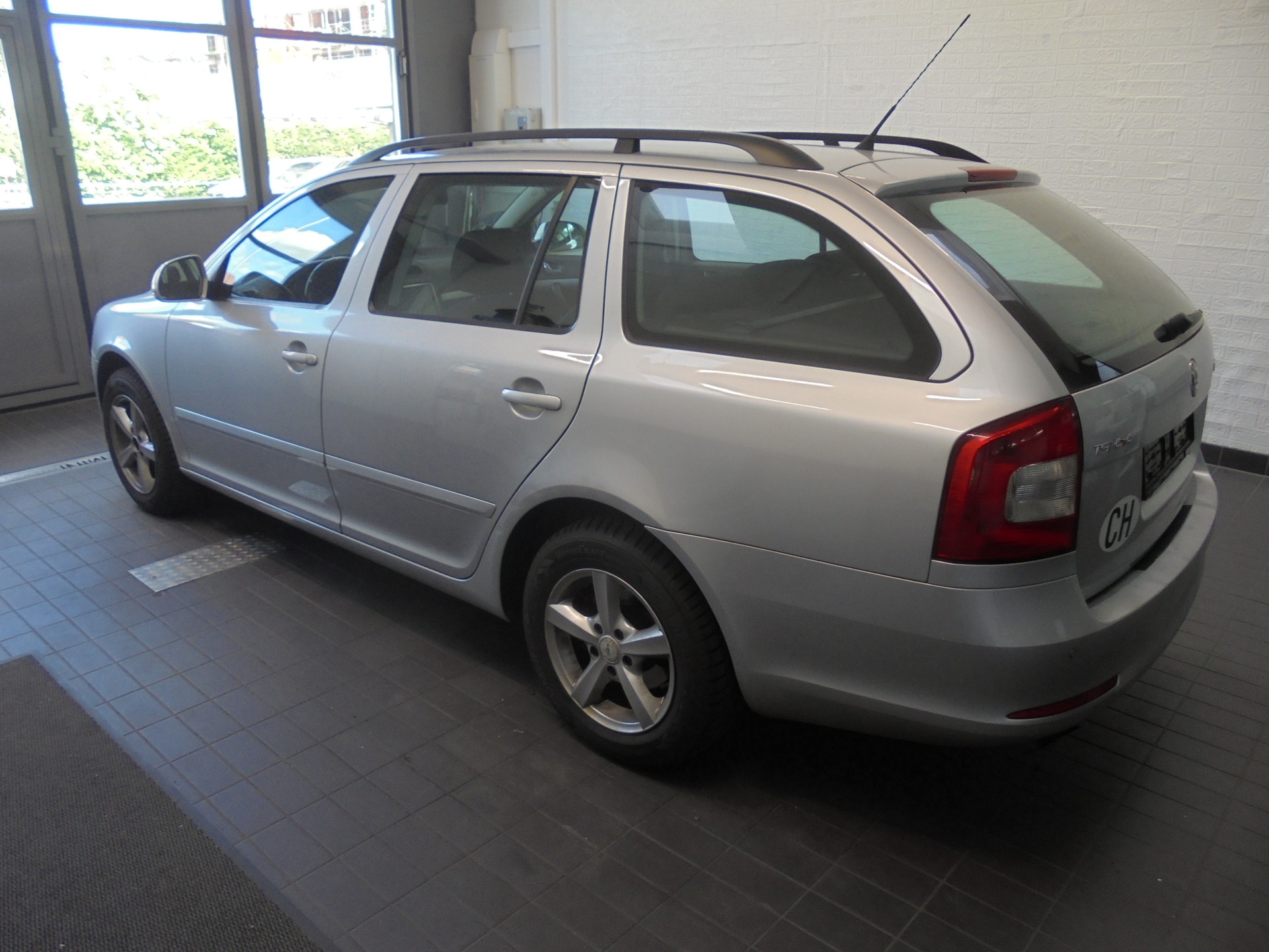 SKODA Octavia Combi 1.8 TSI Adventure 4x4-image-2