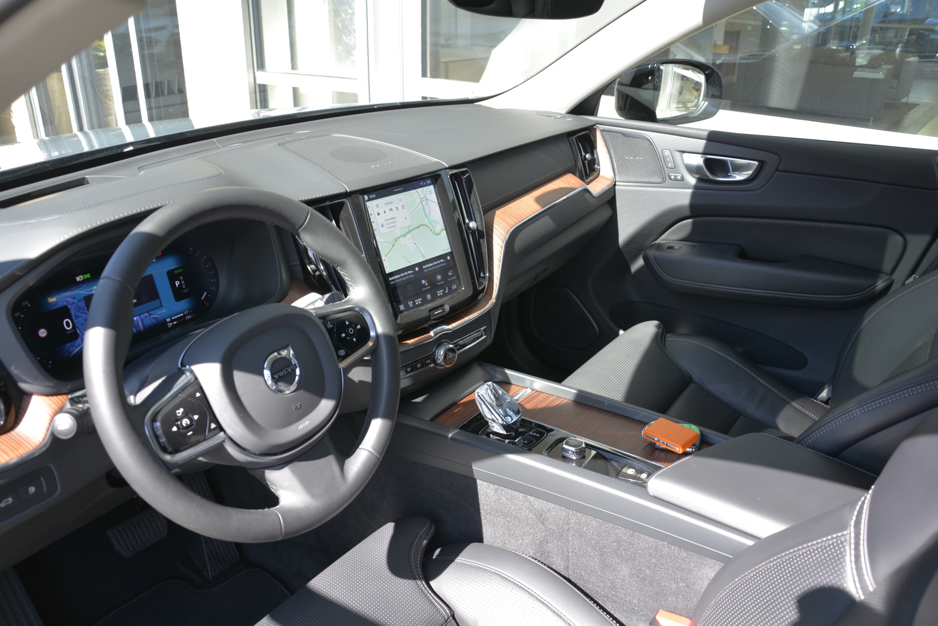 VOLVO XC60 2.0 T8 TE XCENTRIC eAWD *Anhängerkupplung*-image-4