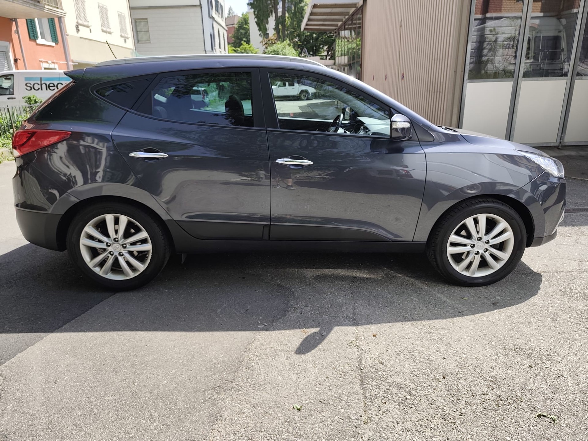 HYUNDAI iX 35 2.0 CRDi Premium 4WD Automatic-image-3