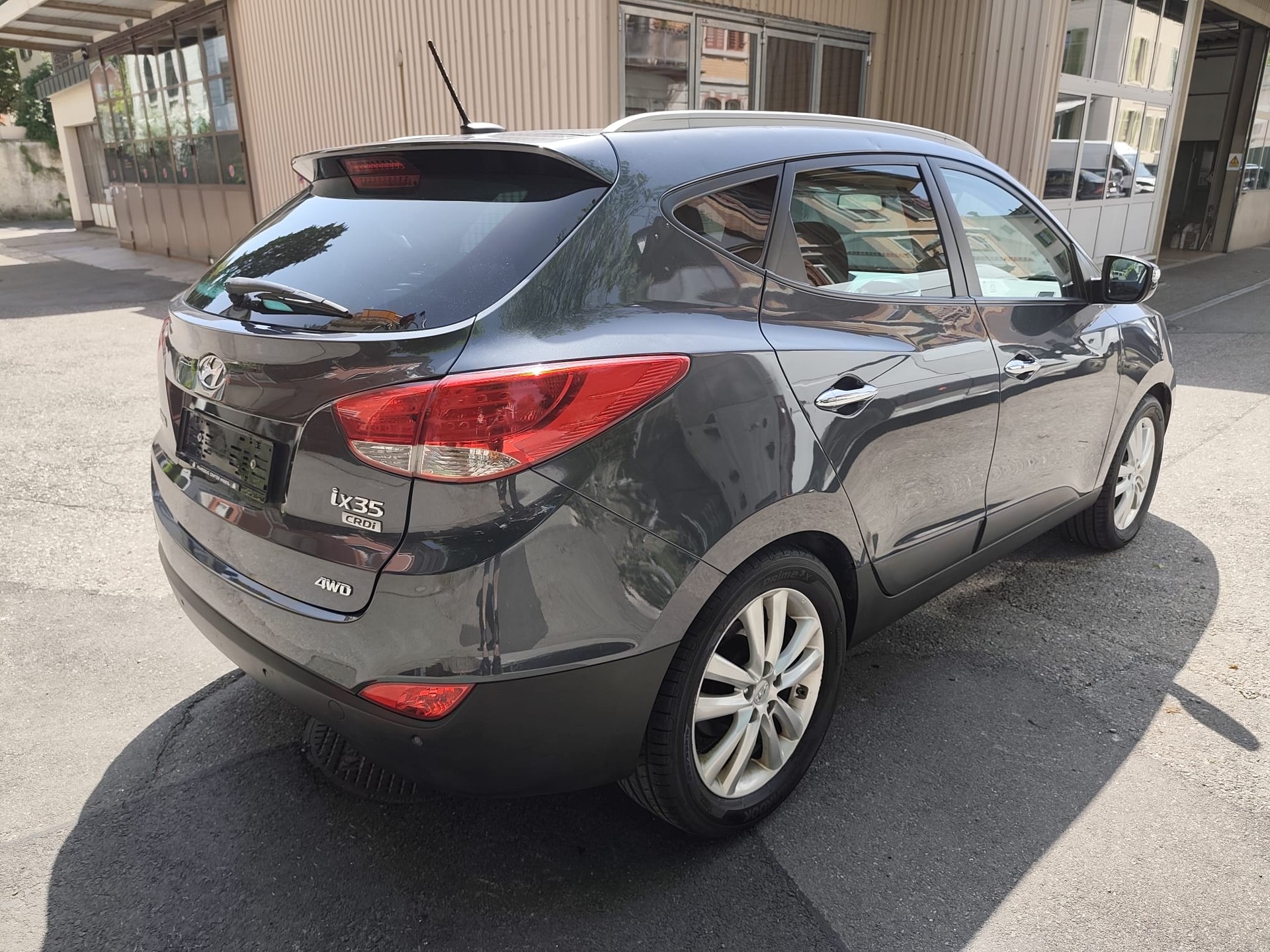 HYUNDAI iX 35 2.0 CRDi Premium 4WD Automatic-image-4