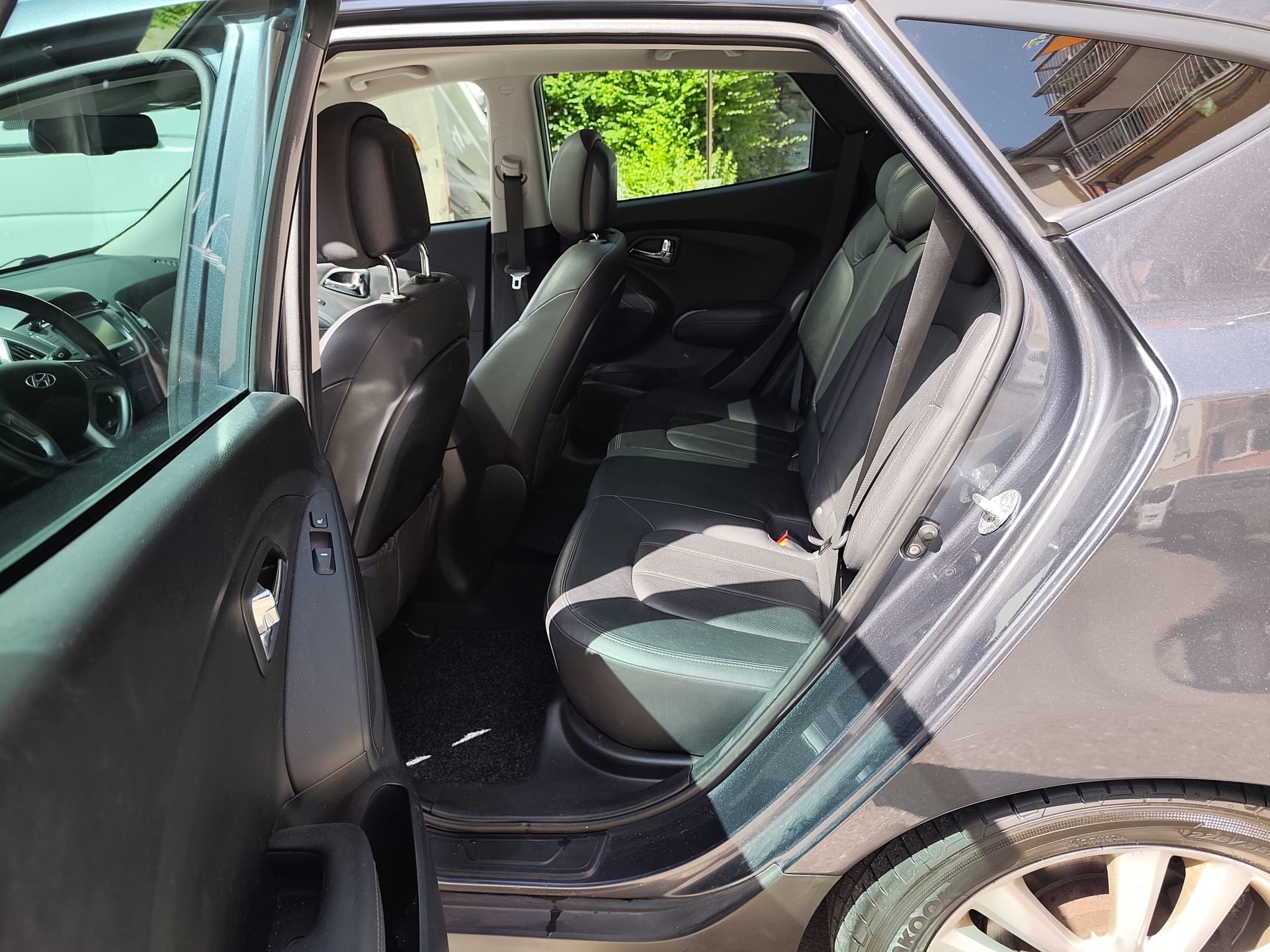 HYUNDAI iX 35 2.0 CRDi Premium 4WD Automatic-image-9