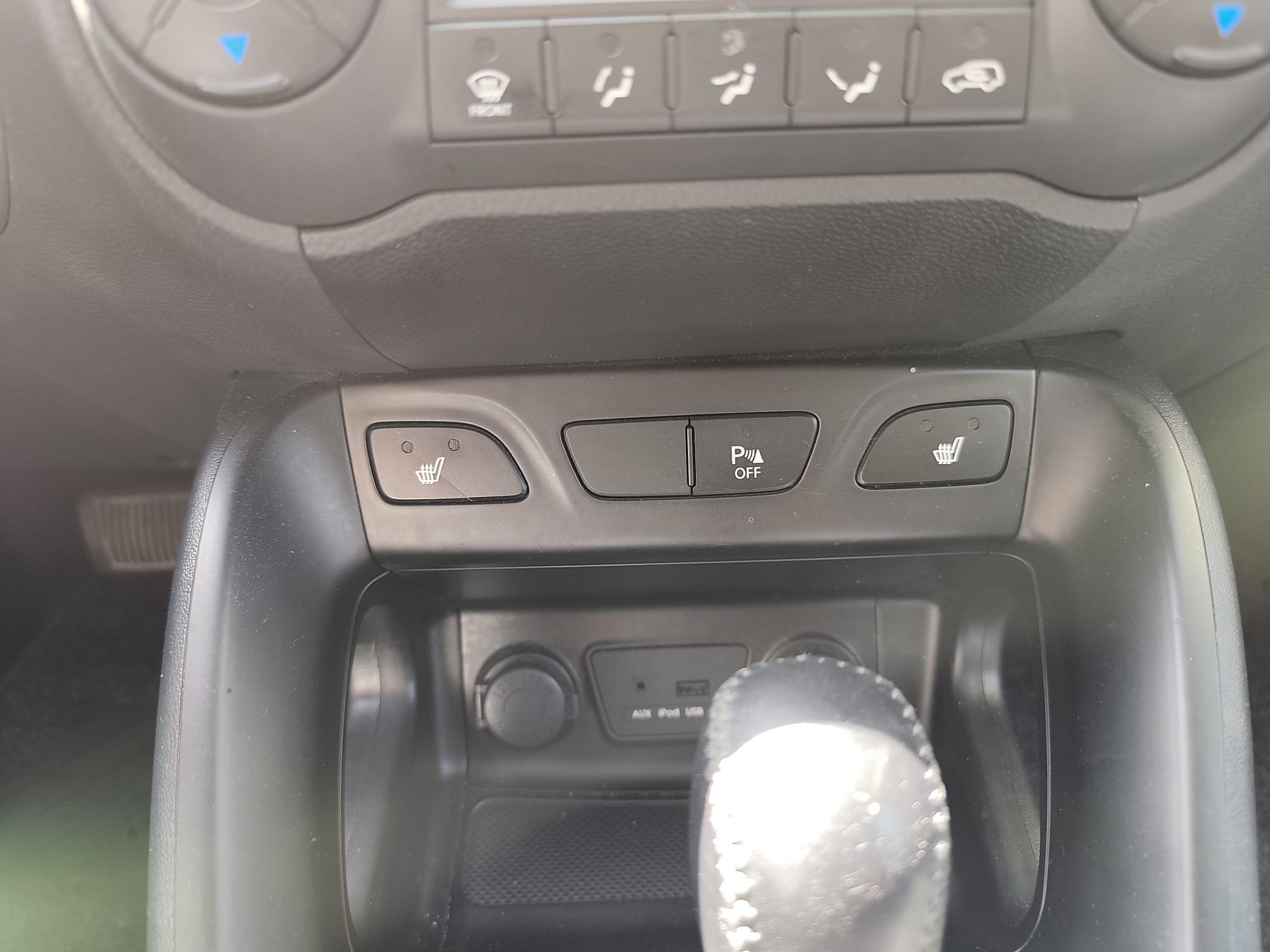 HYUNDAI iX 35 2.0 CRDi Premium 4WD Automatic-image-14