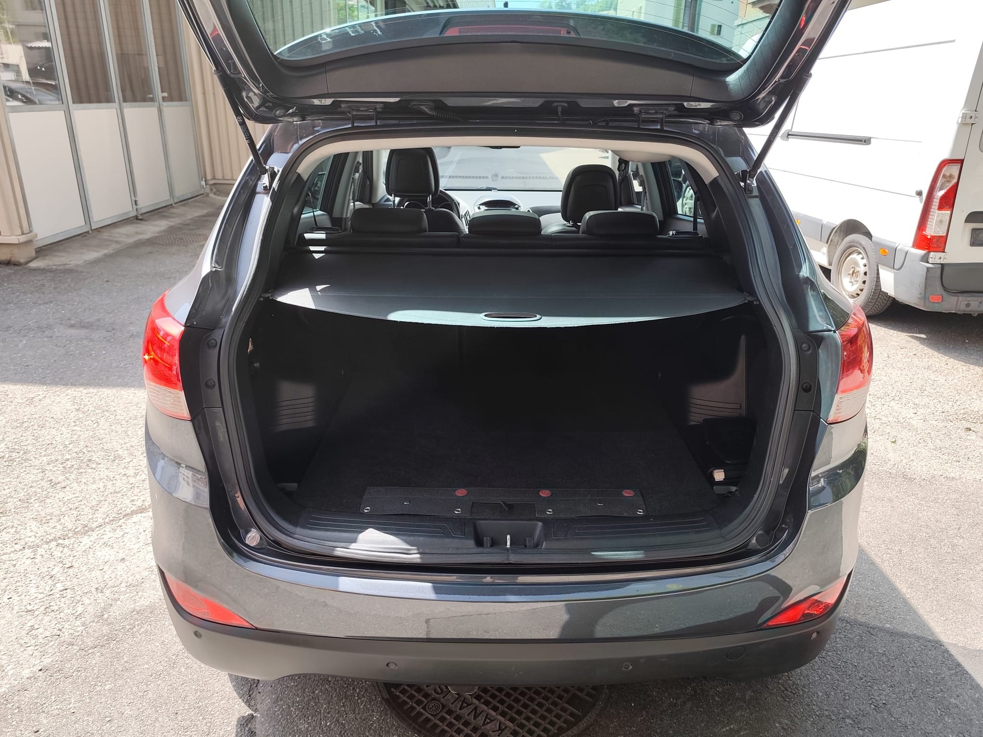 HYUNDAI iX 35 2.0 CRDi Premium 4WD Automatic-image-10