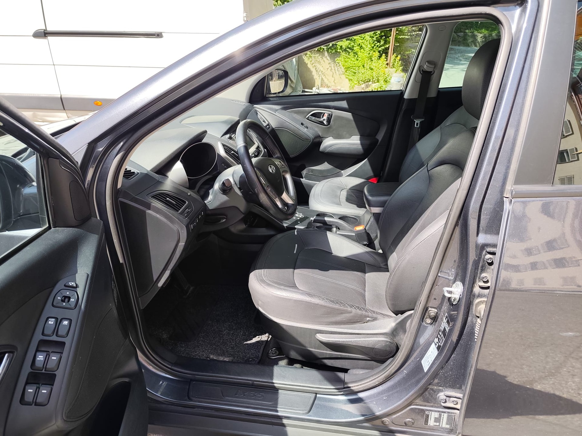 HYUNDAI iX 35 2.0 CRDi Premium 4WD Automatic-image-8