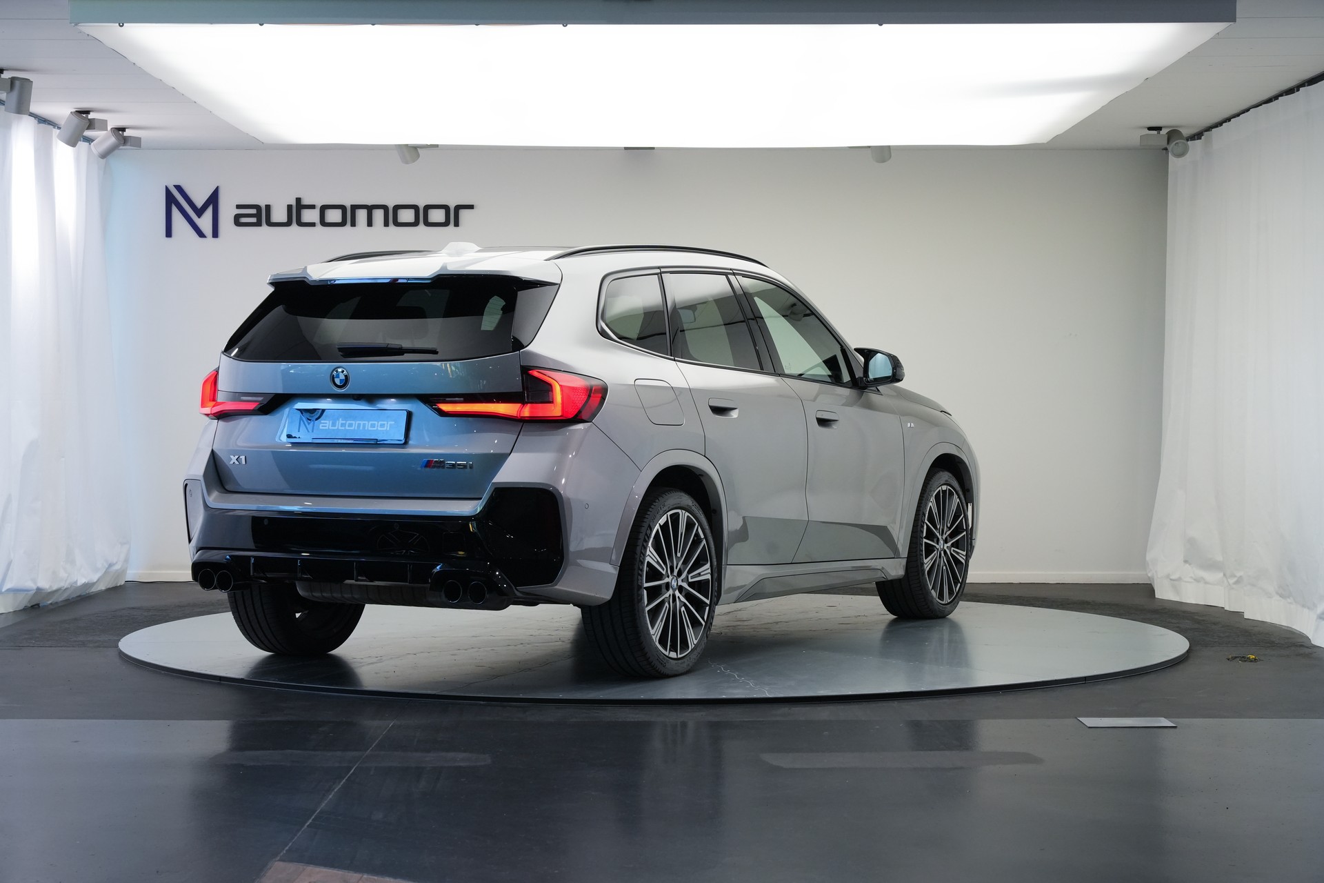 BMW X1 xDrive M35i *CH-Fahrzeug* *M Sportsitze*-image-4
