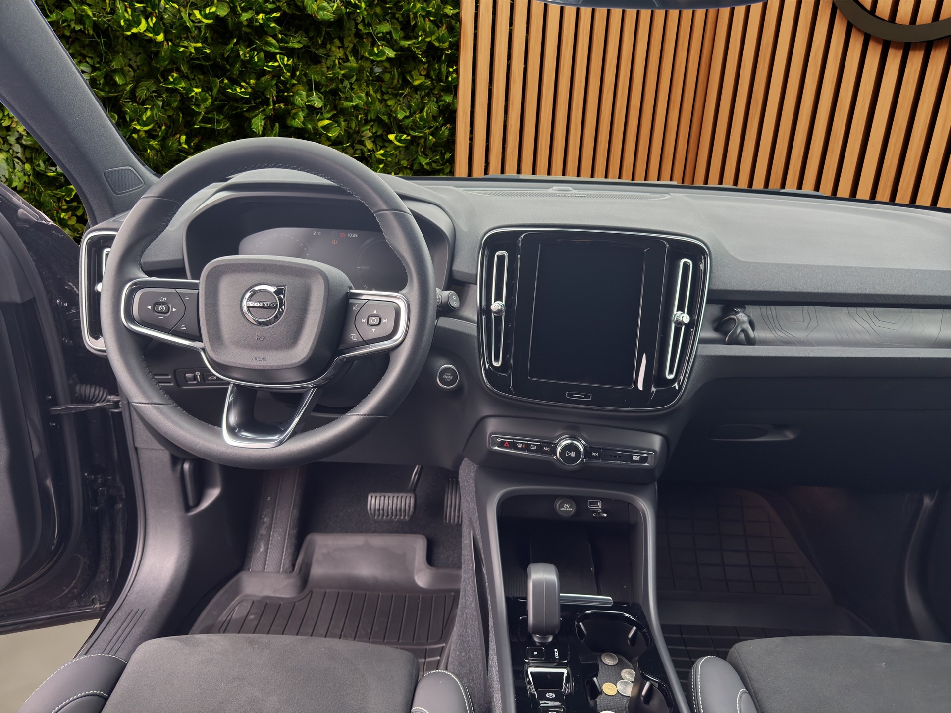 VOLVO XC40 1.5 T4 PiH Plus Dark-image-12