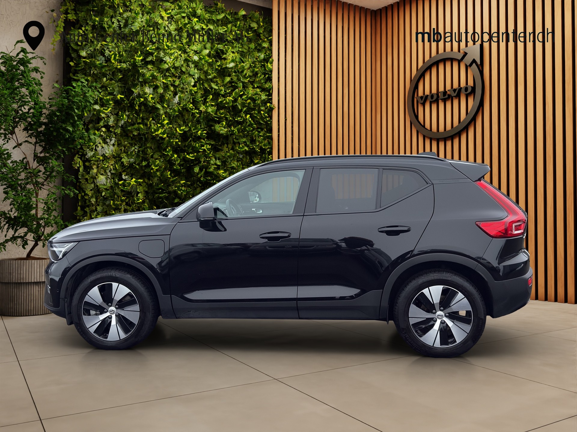 VOLVO XC40 1.5 T4 PiH Plus Dark-image-1