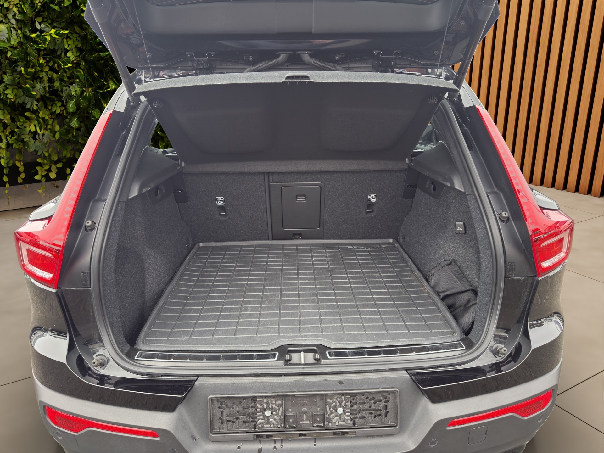 VOLVO XC40 1.5 T4 PiH Plus Dark-image-9