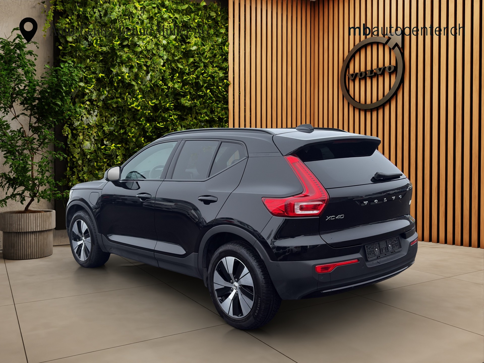 VOLVO XC40 1.5 T4 PiH Plus Dark-image-2