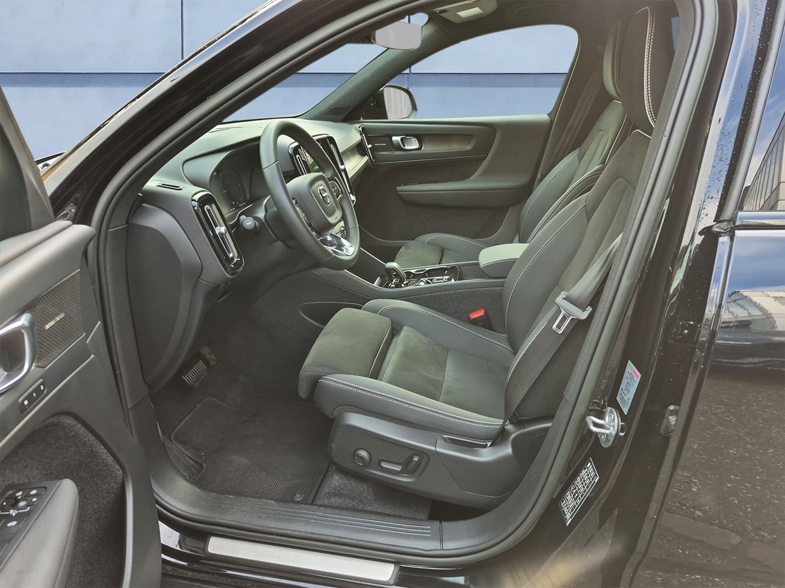 VOLVO XC40 1.5 T4 PiH Plus Dark-image-9