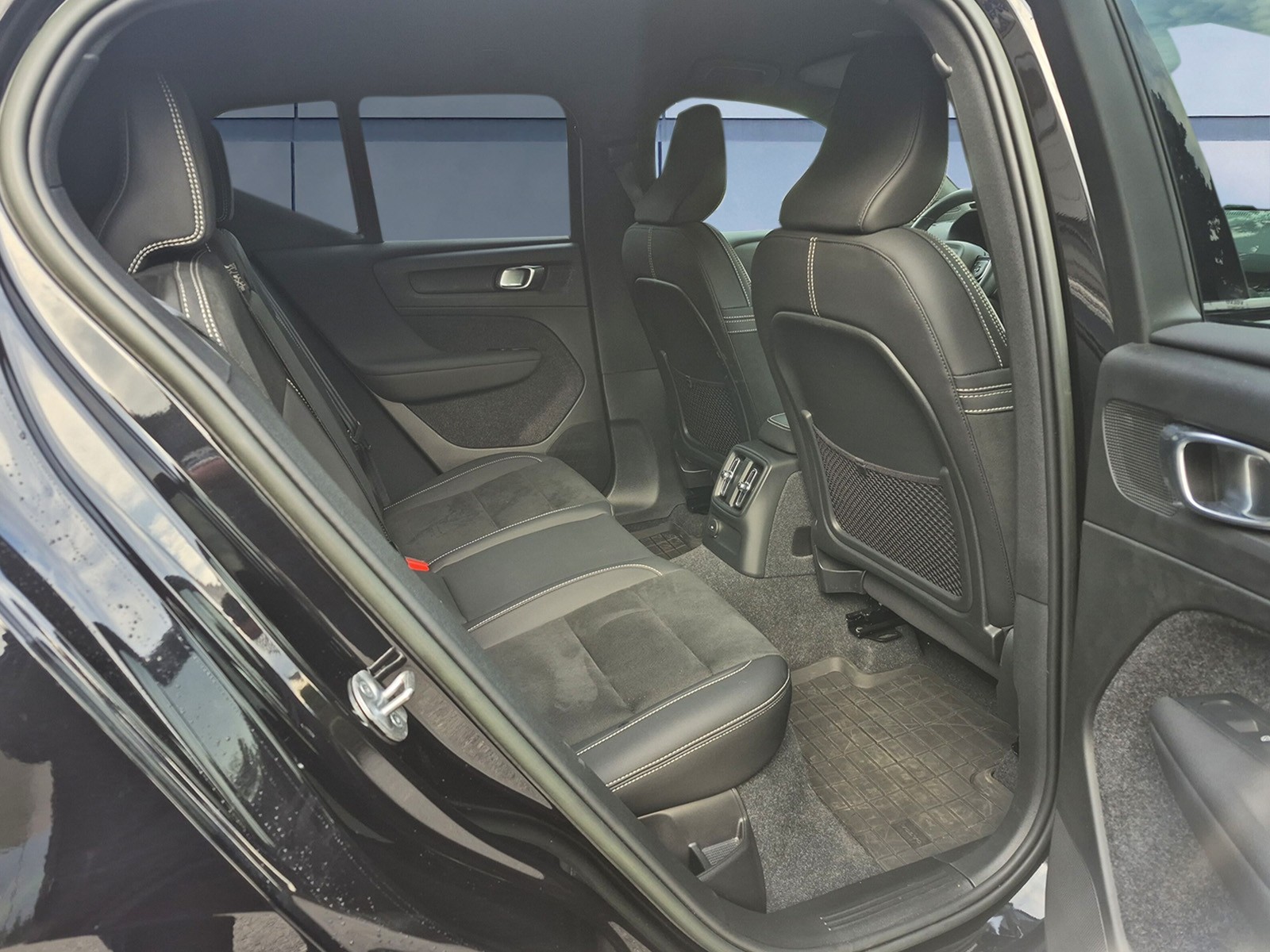 VOLVO XC40 1.5 T4 PiH Plus Dark-image-13