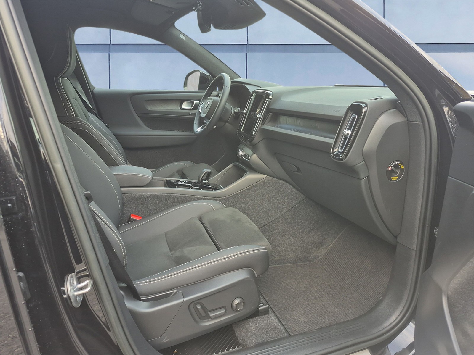 VOLVO XC40 1.5 T4 PiH Plus Dark-image-12