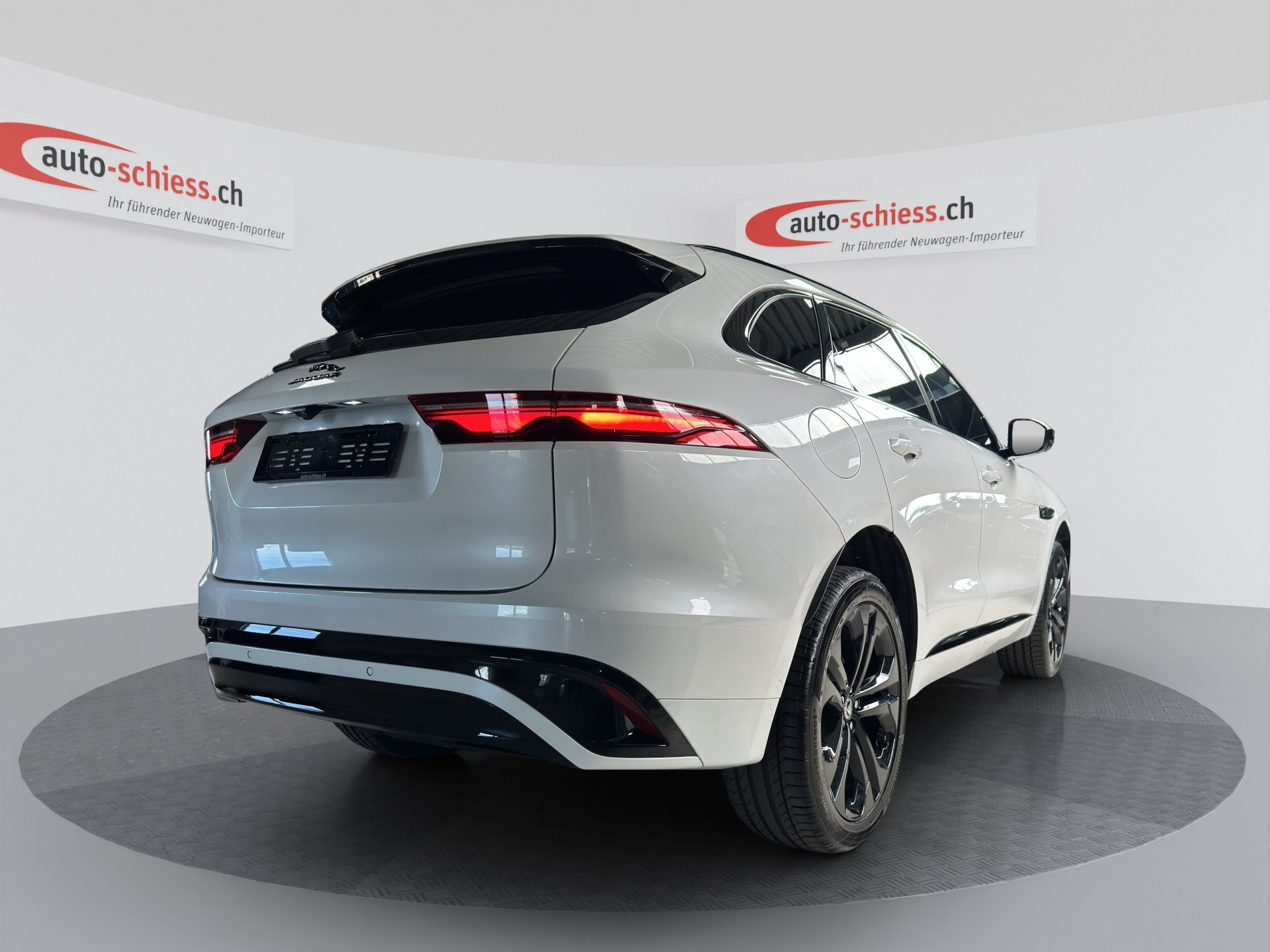 JAGUAR F-Pace 2.0 D200 R-Dynamic MHEV SE AWD-image-4