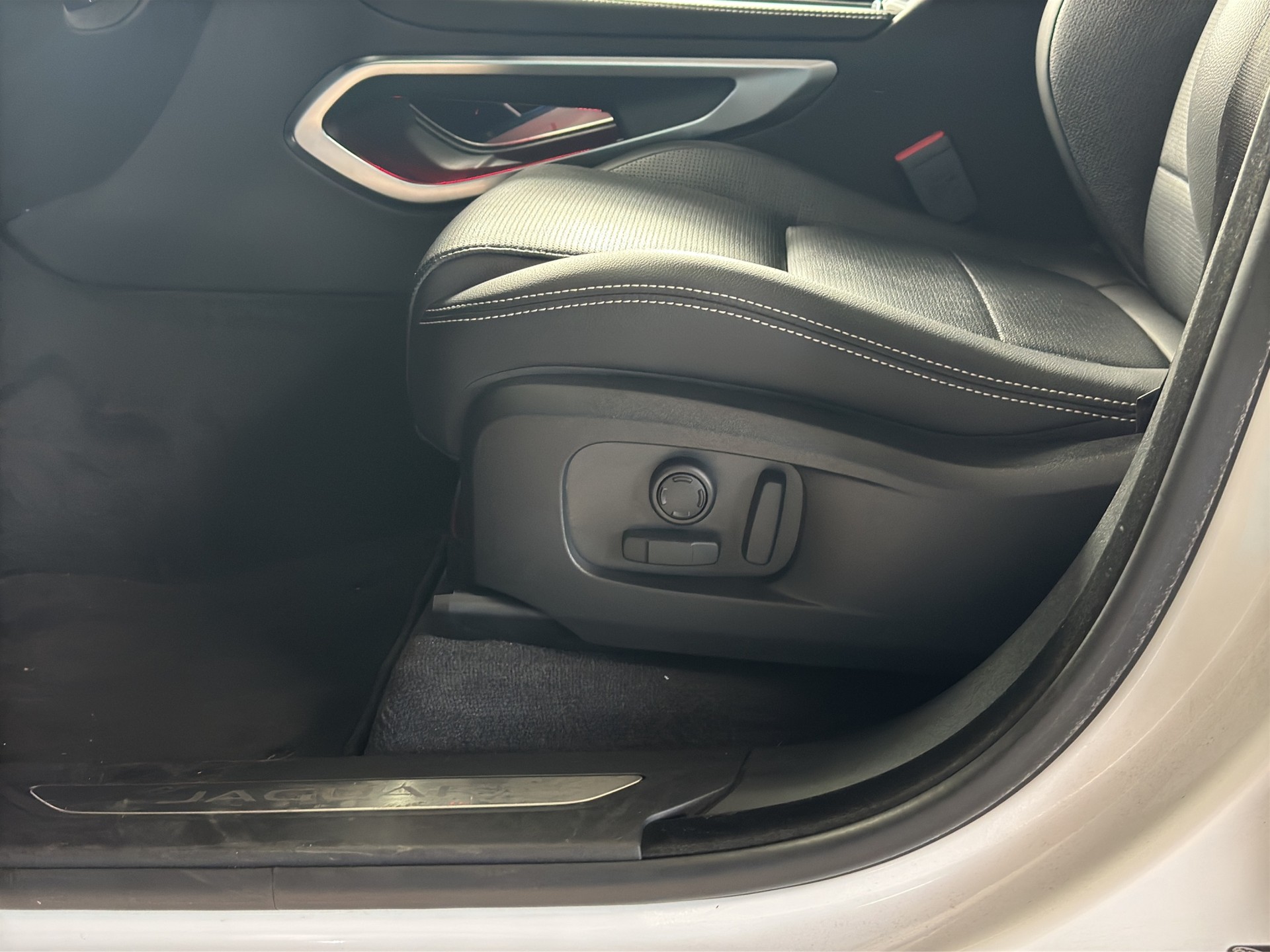 JAGUAR F-Pace 2.0 D200 R-Dynamic MHEV SE AWD-image-9