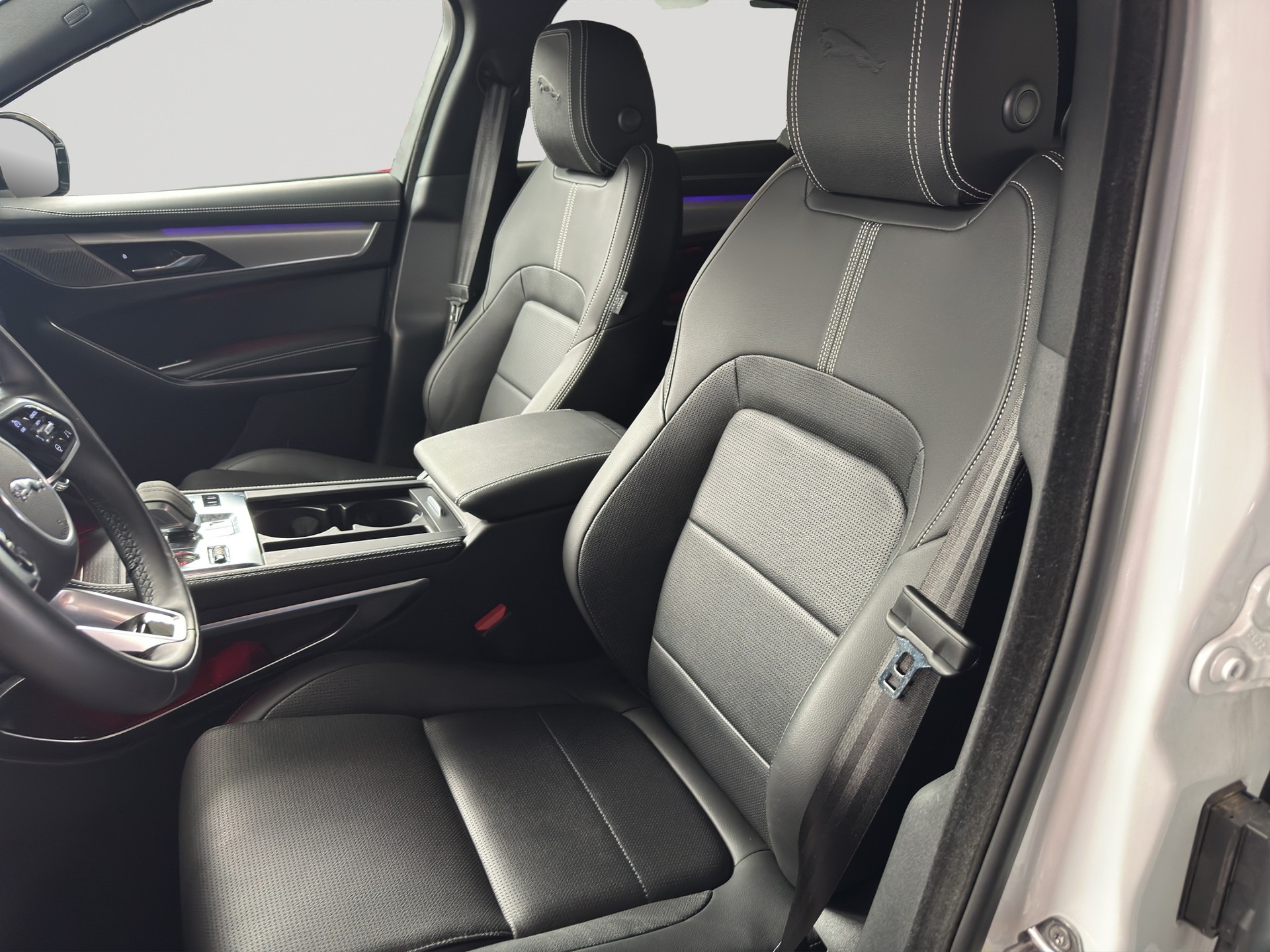 JAGUAR F-Pace 2.0 D200 R-Dynamic MHEV SE AWD-image-5