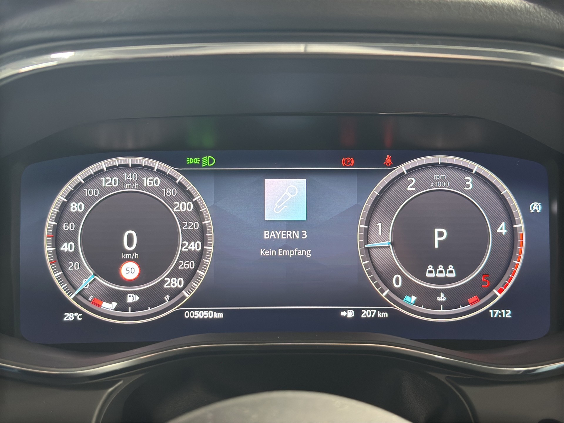 JAGUAR F-Pace 2.0 D200 R-Dynamic MHEV SE AWD-image-11