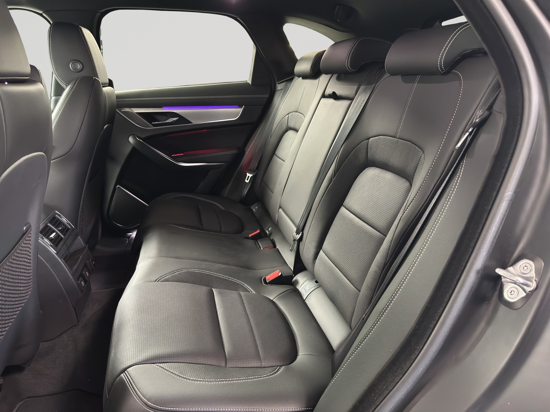 JAGUAR F-Pace 2.0 D200 R-Dynamic MHEV SE AWD-image-7