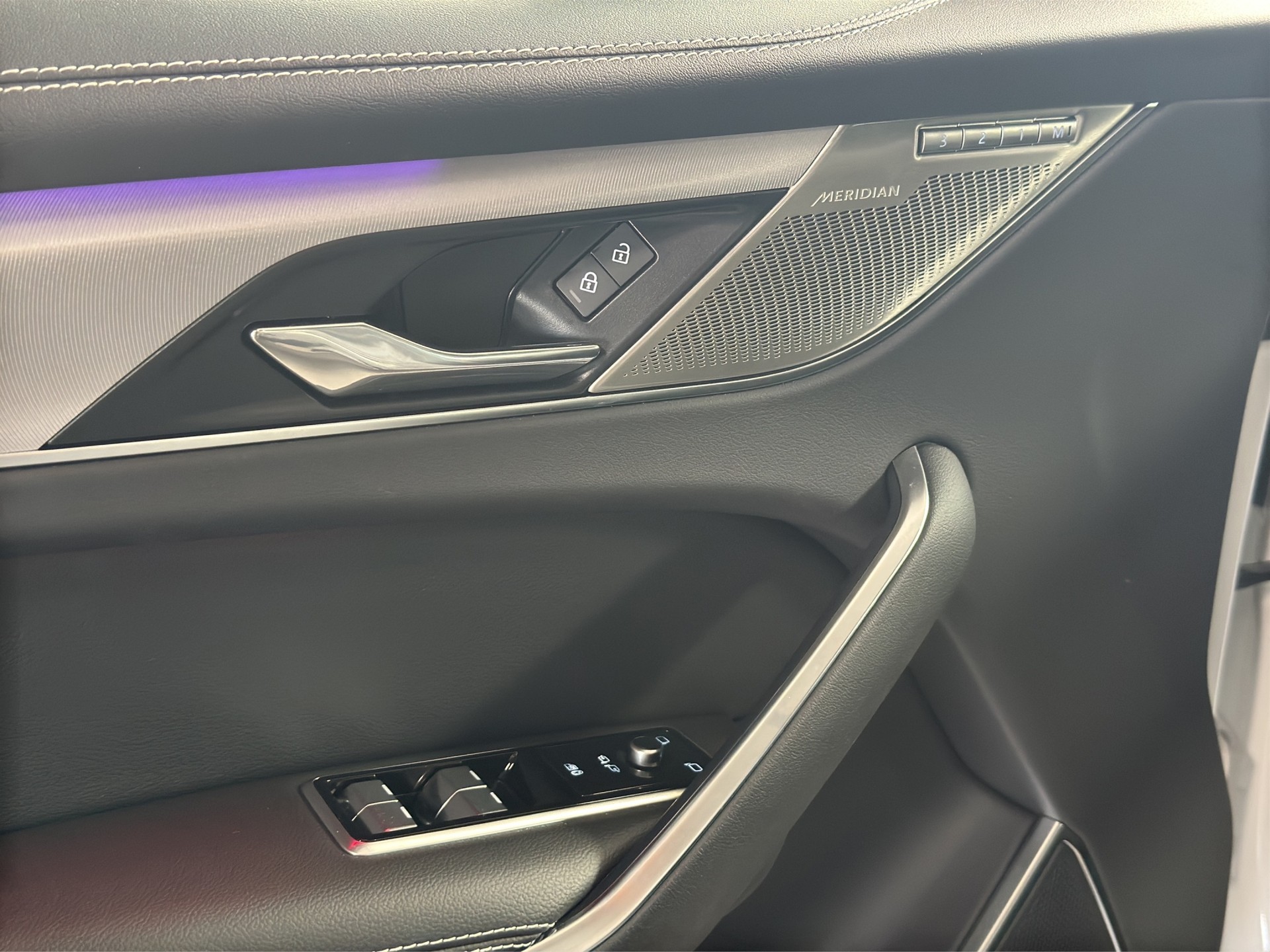 JAGUAR F-Pace 2.0 D200 R-Dynamic MHEV SE AWD-image-8