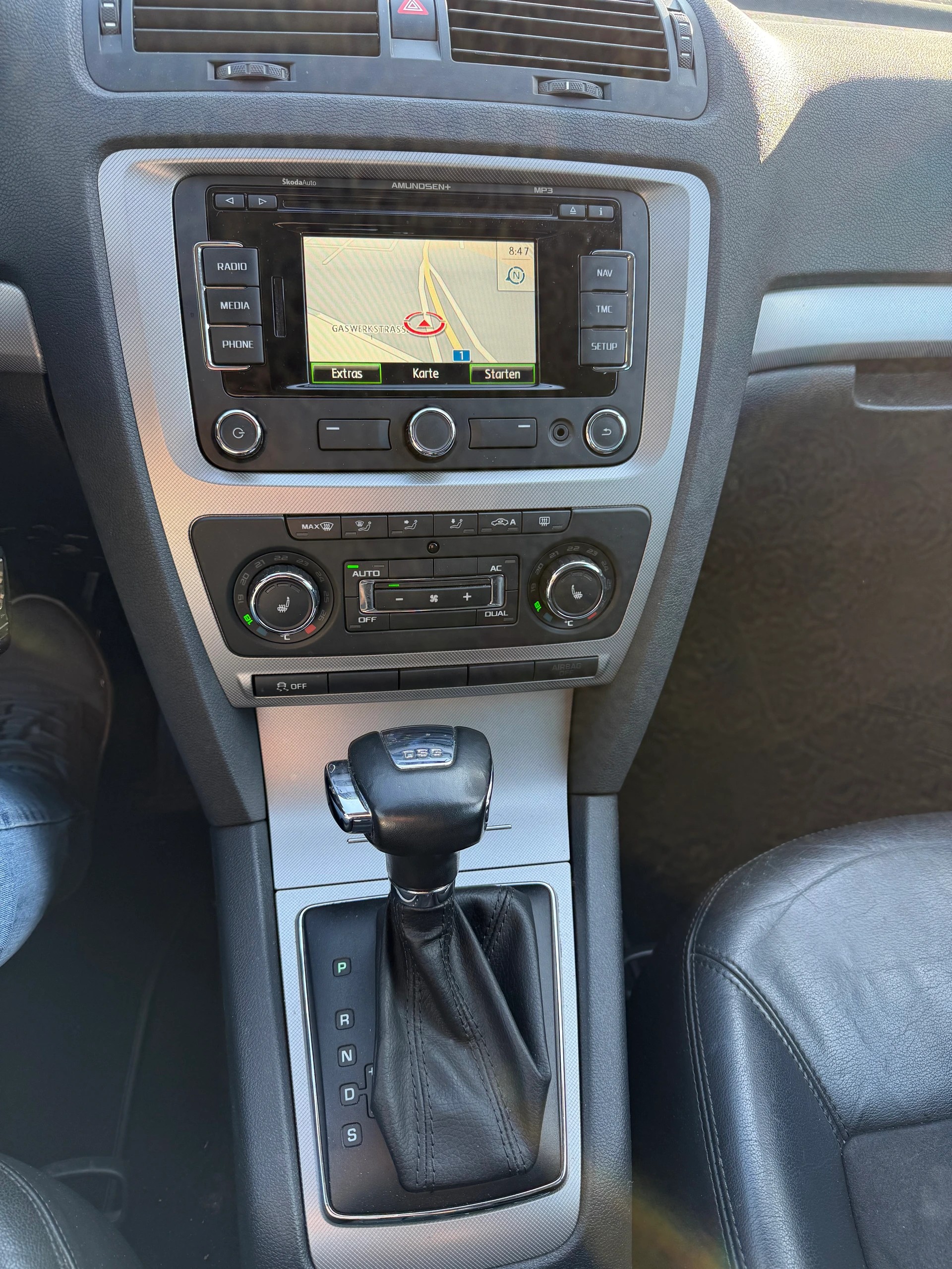 SKODA Octavia Combi 1.6 TDI Elegance DSG-image-9