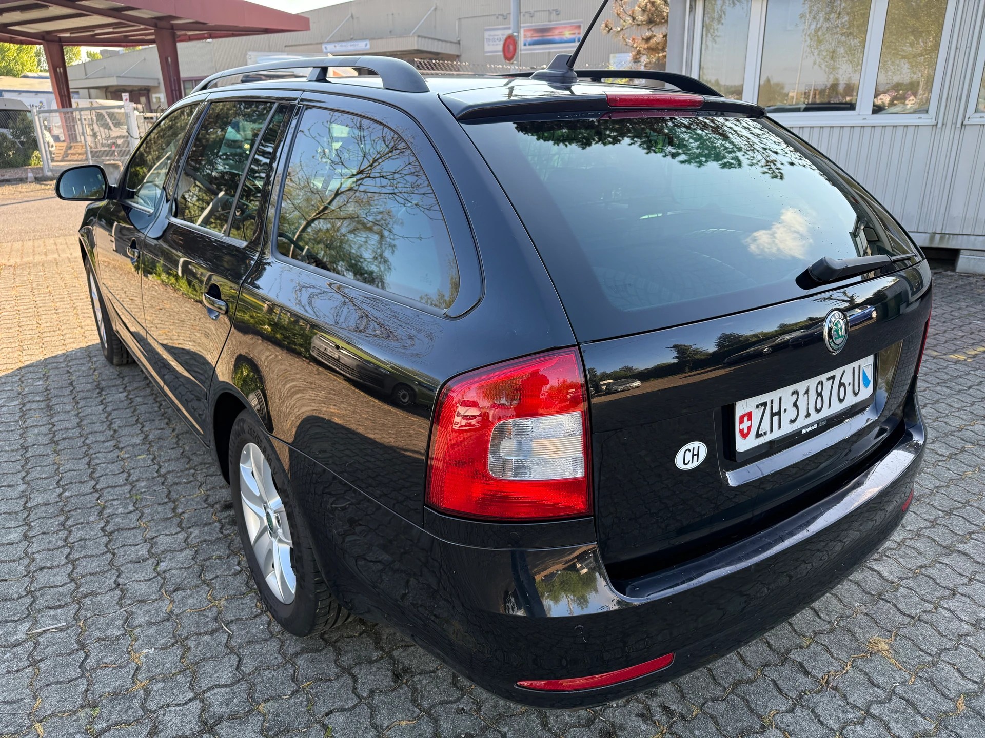 SKODA Octavia Combi 1.6 TDI Elegance DSG-image-6