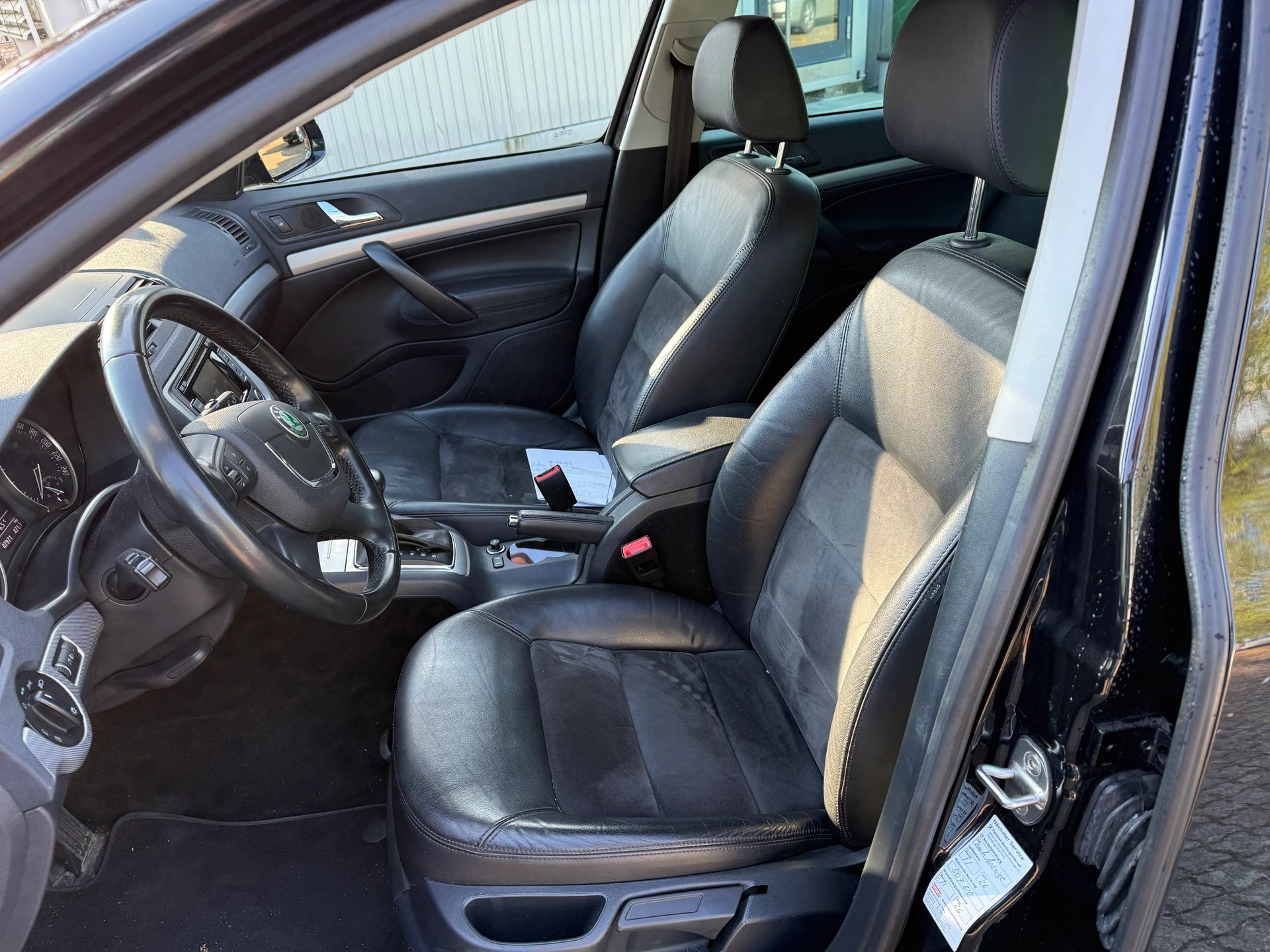 SKODA Octavia Combi 1.6 TDI Elegance DSG-image-10