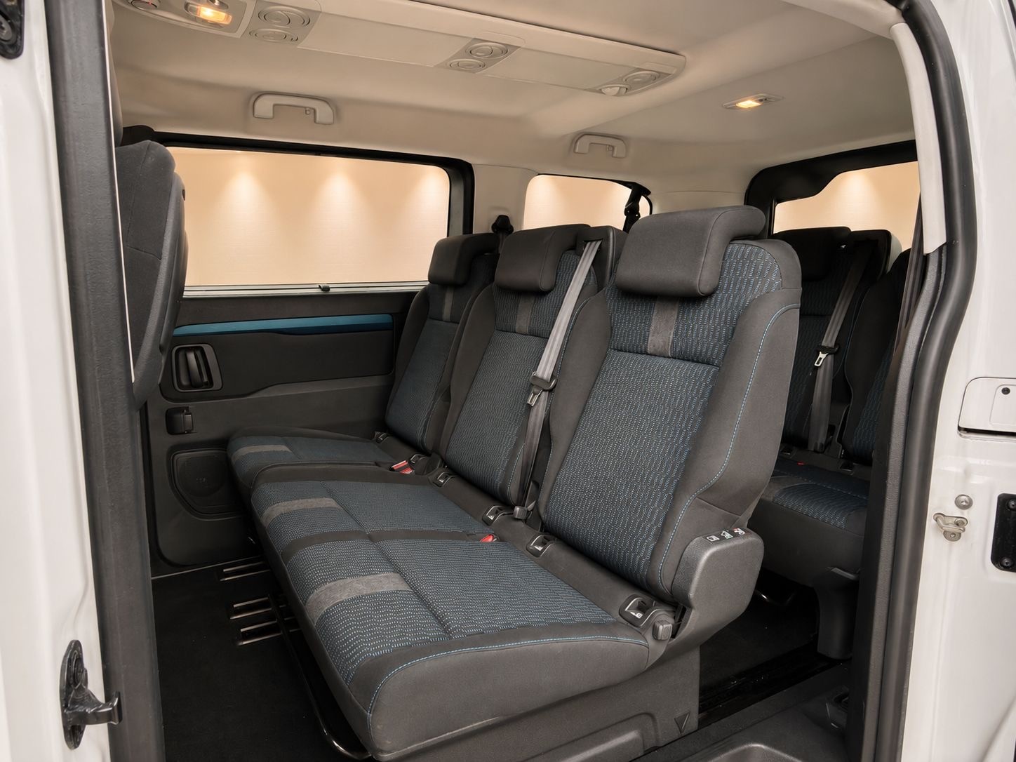 PEUGEOT ExpertTr. 2.0 BlueHDi Active Standard EAT-image-9